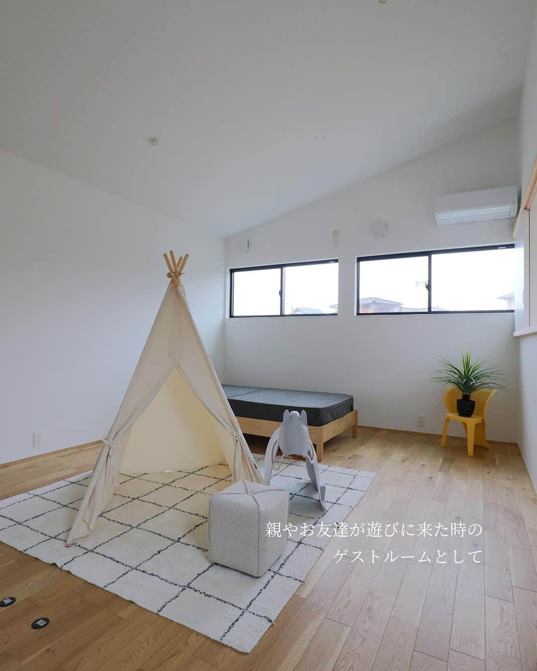 ナガタ建設さんのインスタグラム写真 - (ナガタ建設Instagram)「『子供部屋』  あと一人子供は欲しいけどどうなるか、、、とか お子さんが小さい間は、 子供部屋の使い道って難しいですよね。 家族の成長に合わせてお部屋は フレキシブルに使いたいものです！ 【ケース１】 ご夫婦二人の趣味のものや お洋服の収納場所として 収納用のスペースに 【ケース２】 デスクを置いて、 テレワークの為のスペースに 【ケース３】 今はおもちゃ収納や遊び場 勉強部屋になり、セカンドリビングに 【ケース４】 親やお友達が遊びに来た時の ゲストルームとして 【ケース５】 家族全員で川の字に寝ることができるスペースに 将来的には真ん中を仕切って二部屋に こどもが小さいときはベットだと 落ちたりするのが心配ですよね。  #子供部屋 #子供部屋インテリア #こども部屋  #子供部屋作り #個室   #マイホーム計画中の人と繋がりたい #マイホーム記録 #マイホーム計画   その他の写真はプロフィールのリンクからフォトギャラリーへ☞@nagatanoie フォローやいいね！して頂けると凄く喜びます😁 ・ ｰｰｰｰｰｰｰｰｰｰｰｰｰｰｰｰｰｰｰｰｰｰｰｰｰｰｰｰｰｰ #施工事例  他の写真はこちら...☞@nagatanoie  ながたのいえの投稿は、弊社で建築して頂いた実際のお施主様のお家写真をお借りしています🏡打ち合わせを重ね、試行錯誤の上、大事に決定していますので、お問合せは嬉しいのですが、具体的な素材や品番、金額のお問合せを頂いても、お応え出来ない場合があることをご了承下さいませ🙇‍♂️  ｰｰｰｰｰｰｰｰｰｰｰｰｰｰｰｰｰｰｰｰｰｰｰｰｰｰｰｰｰｰ ・ #ナガタ建設 は#福岡 県#太宰府市 にて70年前に製材所から始めた#工務店 です🏠 ・ 『 #ながたのいえ 』 ・ #暮らし から#デザイン する#家づくり を提案する私たちの家は ・ 『太宰府でアナタらしさをきづく家』 をテーマに#新築 #注文住宅 #マイホーム  #工務店だからつくれる家 をお客様と一緒に作ります😆 ・ ながたのいえのお客様はこんな人たち ▷▷▷ #家具 好き #インテリア 好き #コーヒー好き  #かっこいい家 #おしゃれな家 好き #暮らしを楽しむ  #シンプルライフ  ※ナガタ建設では、メンテナンスのことも考慮し、施工エリアを太宰府市の本社から車で30分圏内と限定させて頂いておりますm(__)m 施工エリア外のお客様については、個別対応となりますので、ご相談下さい。 ・ #house #home」7月25日 9時48分 - nagatanoie