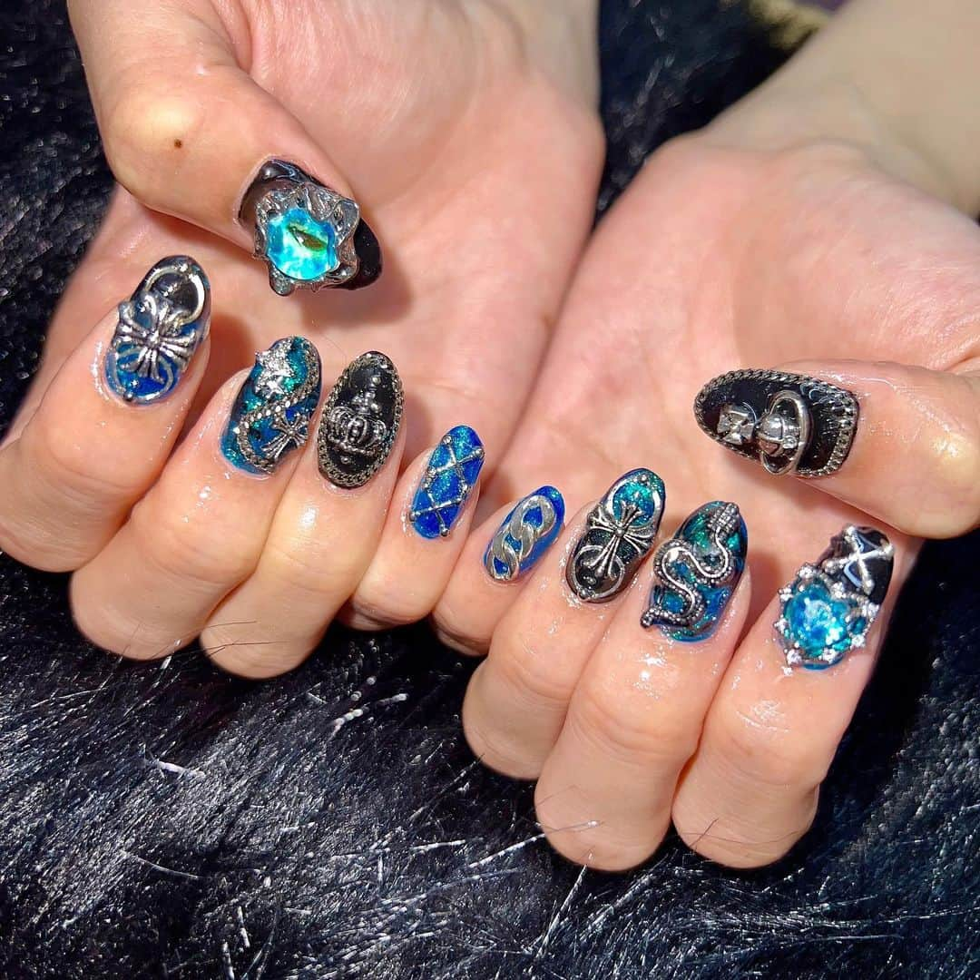 えっちゃんさんのインスタグラム写真 - (えっちゃんInstagram)「.  #rocknails 🎸 . . 青×黒の最強ネイル . ヘビとシルバーがモチーフ . .   #にゅーねいる #ニューネイル #newnail #newnails #nailart #naildesign #nail #ネイル #ネイルアート #ネイルデザイン  #ジェルネイル #ジェル #ギラギラネイル #シルバー  #ロックネイル #ロックネイルデザイン #個性的ネイル  #アシメントリーネイル #ヴィヴィアンネイル #ブラックネイル #青ネイル #黒ネイル #ゴシックネイル #赤ネイル #ギャルネイル  #ラメネイル #ヘビネイル #派手ネイル」7月25日 9時41分 - ecchan_bom2