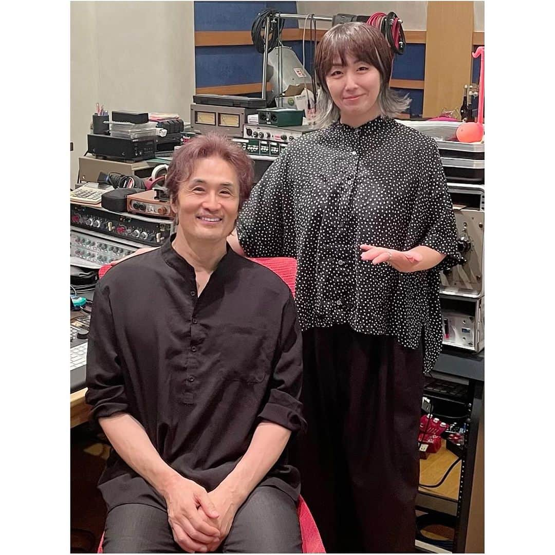 竹村真奈さんのインスタグラム写真 - (竹村真奈Instagram)「現在制作中の本の撮影で 織田哲郎さんと。  織田さんとは親同士がいとこ、 つまり、はとこなのですー🎸✨  仕事でご一緒することが わたしの夢だったので とにかく大興奮！！ 高知の話で盛り上がりました。  気さくで優しくて スタイル抜群でかっこいい。 顔ちっさすぎ✨ これは家族写真風に 撮ってくれたもの😂 家宝にします。  本の詳細はもう少ししたら お知らせさせていただきますね。 お楽しみに。  #織田哲郎 #いつまでも変わらぬ愛を #親戚 #高知グルーヴ」7月25日 9時41分 - takemana