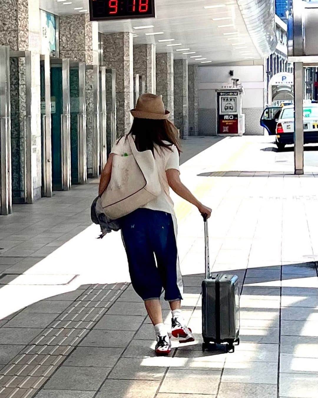 熊谷真実さんのインスタグラム写真 - (熊谷真実Instagram)「東京行ってきます！  デニムは古着屋さんでマルジェラ Tシャツはセールで500円 帽子は忘れた シューズはキティーちゃん パンチがありすぎてなかなか履けなかった。  #熊谷真実 #東京へ #浜松駅 #楽しみだなぁ」7月25日 9時42分 - mami_kumagai310
