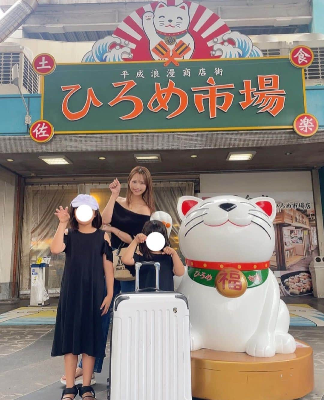 ともさんのインスタグラム写真 - (ともInstagram)「夏休み旅行👙 高知県への旅 1日目🫶 フォロワー様に いろいろオススメを聞いて ひろめ市場が1番多かったので 初日に行ってきた♡  酒好きにはもってこいの場所♡ 子供達もお祭り気分で 楽しんでたよ〜♡  旅行は リールにまとめてアップするね😘  #夏休み旅行 #夏休み突入 #高知県#高知県観光 #ひろめ市場 #グルメ好きな人と繋がりたい #グルメ女子#グルメスタグラム #シンママライフ」7月25日 9時42分 - tomo0510nagi