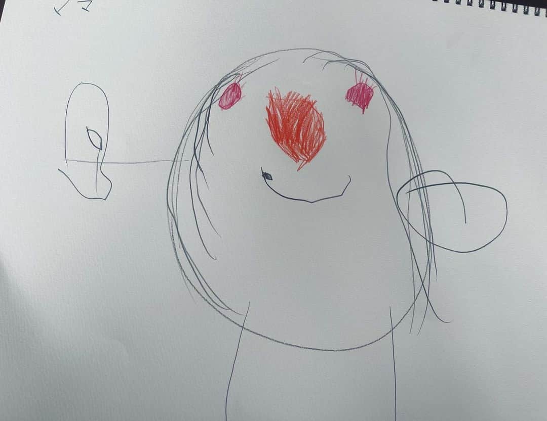絢香のインスタグラム：「３歳次女が描いてくれた ママだって 上手になったなぁ〜 口の上のほくろまで😳  1つ1つの成長にキュンとくる🥹」