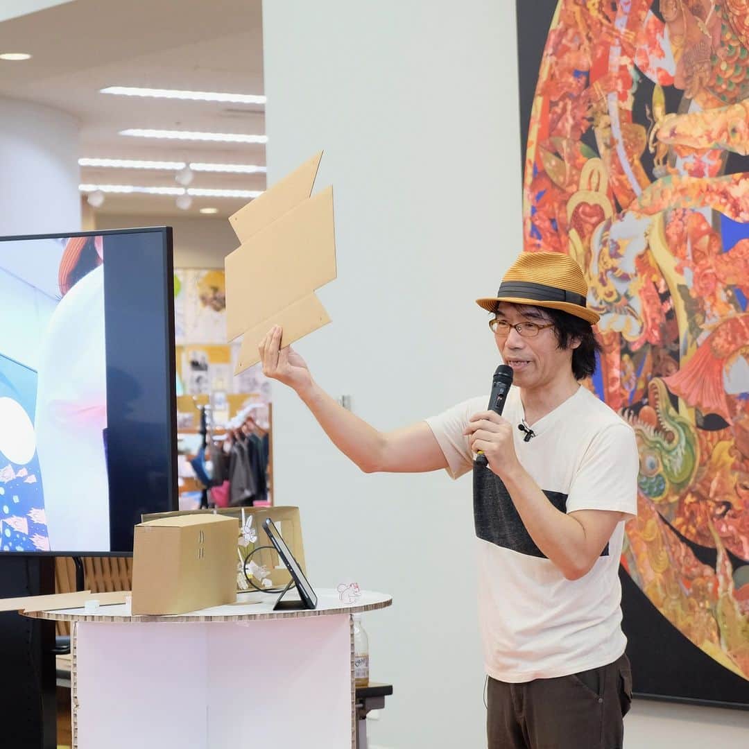 偕成社さんのインスタグラム写真 - (偕成社Instagram)「福岡アジア美術館で開催中の「おいでよ！絵本ミュージアムFINAL」（〜8月27日）にいってきました☀️  16年間つづいた本イベントは、今年がラスト。毎年さまざまな絵本をテーマにした立体作品や原画の展示で、絵本の世界を身体まるごとつかって楽しめるイベントです。  偕成社も毎年たくさんお世話になり、販売部の社員がせっせと本の設営に伺いました。  今年のメインビジュアルは、「絵本ミュージアム」に長年携わってこられた、いわいとしおさんの「100かいだてのいえ」です！　  初日にはいわいさんによる「スペシャルイベント　いっしょにつくろう！ 100かいだてのいえ」も行われました。（予定人数の8倍もの応募があったそうです😲）完成した作品は会場に展示されました！これはうれしい👏  偕成社からはほかに、『はるとスミレ』（eto 作・絵）『オズの魔法使い』（ライマン・フランク・ボーム	原作／岸田衿子　文／堀内誠一　絵）の展示があります。  お近くの方、夏の旅行でこちら方面へ行かれる方、ぜひ訪れてみてくださいね◎  #おいでよ絵本ミュージアム #いわいとしお #100かいだてのいえ #はるとスミレ #オズの魔法使い #eto #福岡 #福岡アジア美術館　#偕成社 #夏のイベント #偕成社 #kaiseisha #公式アカウント #絵本 #児童書」7月25日 9時54分 - kaiseisha_pr
