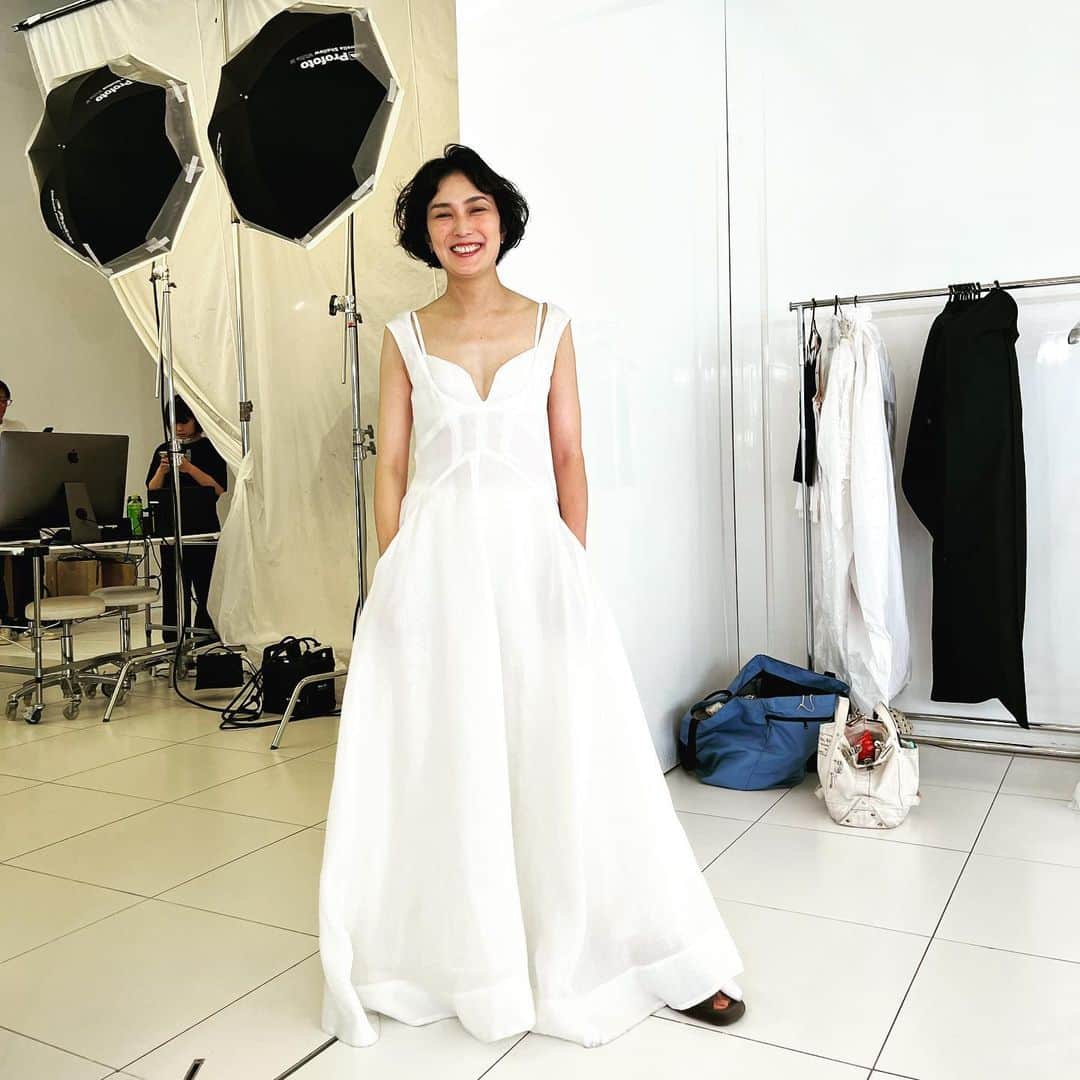 板谷由夏 のインスタグラム：「dressの嬉しさ 女子でよかったな、気分あがる カジュアル大好きだけど 大人だもの、たまにはちゃんと お洒落したいよね お洋服の魔法を信じたい。 さ、今日も暑い🥵 水分補給して頑張りましょ。」