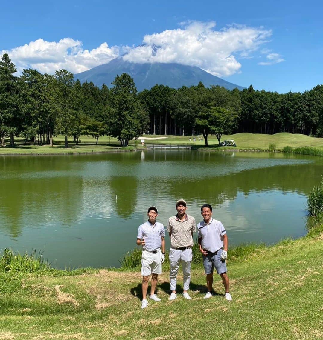 須藤駿介のインスタグラム：「. 西部洋平さんと太田吉彰さんとゴルフへ⛳️ お二人ともお上手すぎます...  私だけ100ギリならず🫣 それでもボールを一回も無くさなかったのは大成長です⚽️笑  プロ並みの上手さ西部さん 現役バリのランニング太田さん。  またお願いします🙇‍♂️🏌️ . #ゴルフ #平日ゴルフ #富士山見えず」