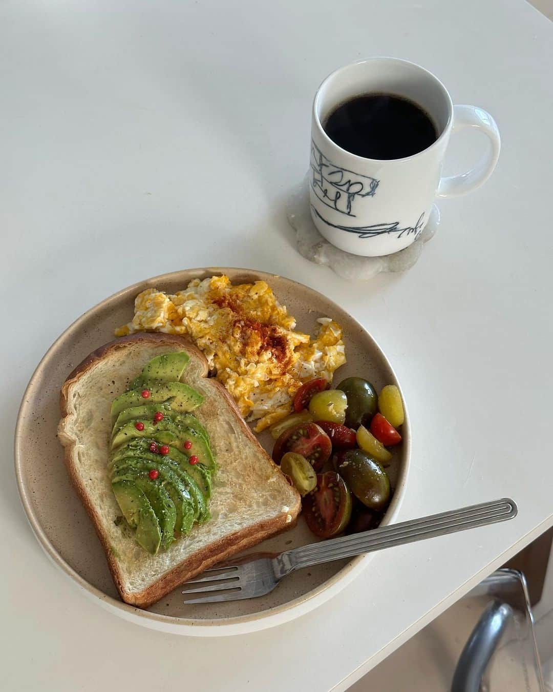 齊藤澪菜さんのインスタグラム写真 - (齊藤澪菜Instagram)「久しぶりに朝食を作りました。 こうやってアボガド切るの、なかなか素人の私には難しいんです。  多分別角度が正解なんだけどね。細長く切る方が美しい。あーチーズ忘れたな。朝からぶつぶつうるさいよね。まだ火曜日か。今日も頑張りましょ！」7月25日 9時59分 - rena62s