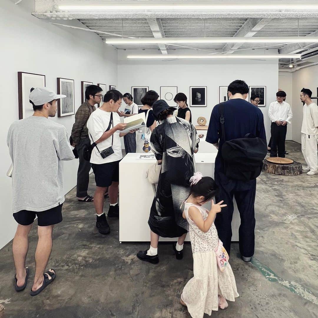 長山一樹のインスタグラム：「7/22(土)から始まった展示「木写」 @shaba_gallery   週末、たくさんの方々にお会いすることができました。  猛暑の中、お越しいただきありがとうございました✨  展示はまだ始まったばかりです。 8/20まで 月、火は休館なのでご注意ください。 13:00-19:00  また在廊できるタイミングはインスタにて告知いたします。  小山さんの作品も写真集もとても好評で嬉しい🙏 @go_koyama   2枚目の写真は、打ち合わせの途中抜け出して来ていただいたプロデューサーの木下さんに撮っていただきました!」