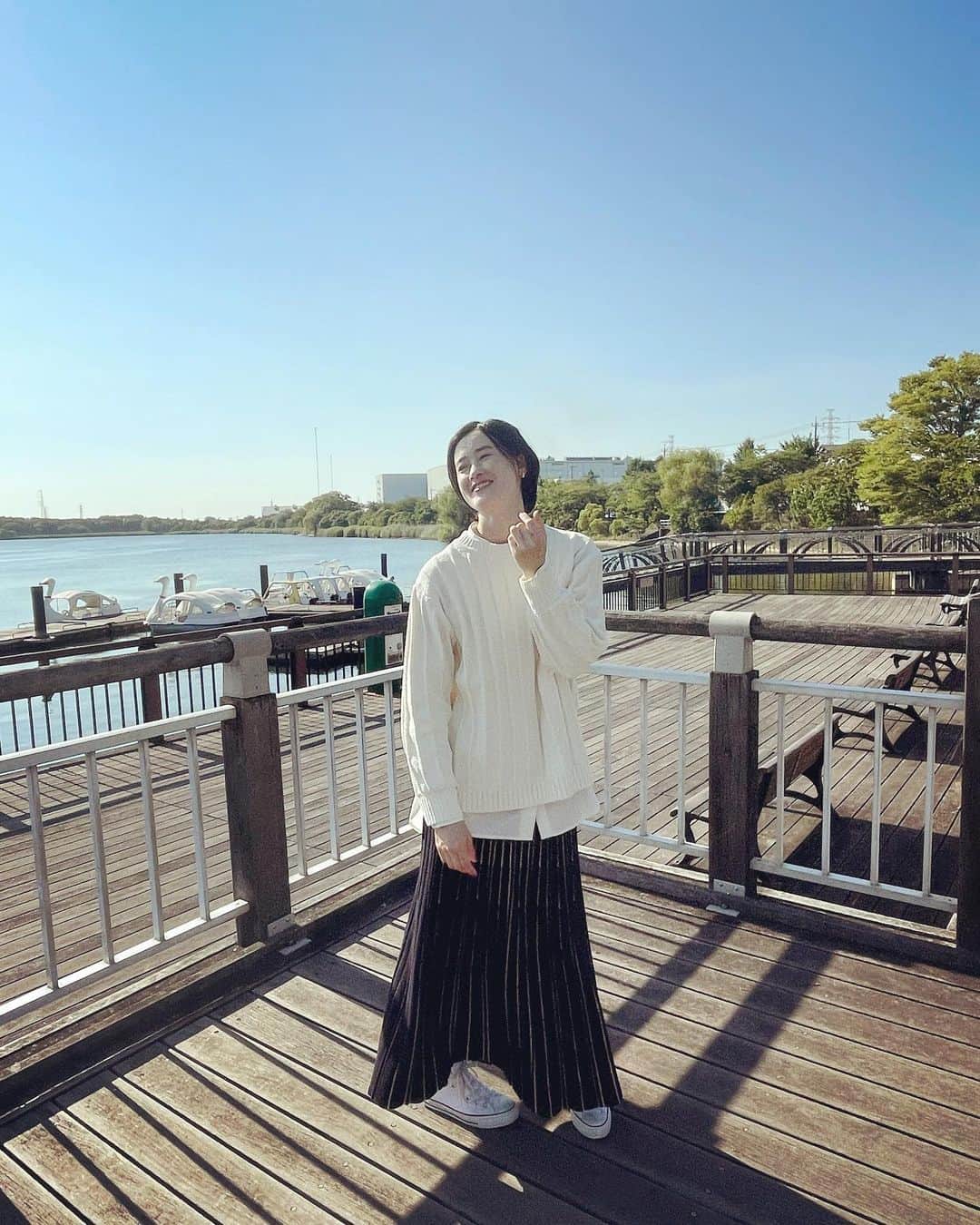 宮本りえのインスタグラム：「CRAFT SANDARD BOUTIQUE @craftstandardboutique のAW撮影を埼玉県の久喜菖蒲公園で行いました⛲️  撮影中泳ぐ亀や魚も見え、ボートもあるしBBQも出来るようなので、秋あたりにゆっくり家族で来たくなりました🚣‍♂️」