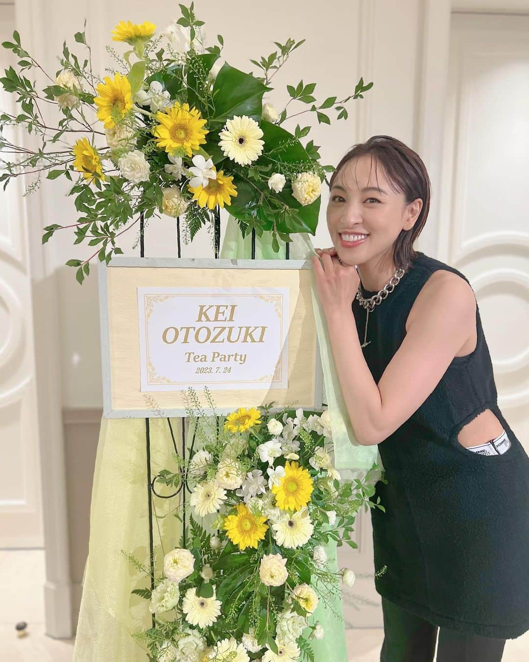 音月桂のインスタグラム：「FAN MEETING  今回は久しぶりに宝塚ホテルでの開催ということで 「KEI OTOZUKI Tea Party 」 〜”研7のお茶会” 若かったあの頃を思い出せ‼︎〜 と言うテーマのもと（え？） 現役時代の”お茶会”に寄せたファンミーティング。 あの頃から歳も重ね、それぞれのスピードで時代も環境も変化しているけれど こうして同じ場所で同じ時を共有できる皆さまとのご縁は本当に深く、尊いなぁとあらためて…  最高なひとときをありがとうございました💛  styling/ @masami__tanaka  hair make/ @kanesawamiho  guest/ @mao.aemee_  place/ @takarazukahotel  flower arrangement/ @ransuien   Special thanks/ KEIsmile staff」