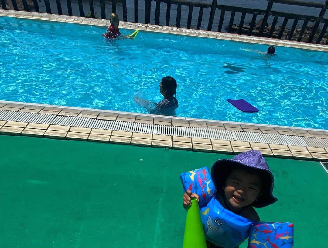 堀舞紀さんのインスタグラム写真 - (堀舞紀Instagram)「🏊🏽‍♀️🌞〜  #江ノ島 の #infinitypool…  岩本楼のプールへ🙇🏽‍♀️  1人で2人を見張るのって 至難の業😵‍💫 ですので この日のスケットは タカキとクミちゃんとアヤコッチ🫱🏾‍🫲🏻という協力なメンツ🤭にたすけてもらいながら遊べたよ  いつもみんなありがとね🥺  水平線を眺めながら プカプカーッ🛟  🦁とキャニオは 一生水の中😵‍💫  Tori @sankakutori fam.も 合流して 夏の醍醐味を既に 味わい尽くす、、  夏休みスタート🥺  楽しすぎて震える！！！  #僕らの夏休み2023 #cannyet #プール #enoshima #江ノ島」7月25日 10時26分 - mainohori