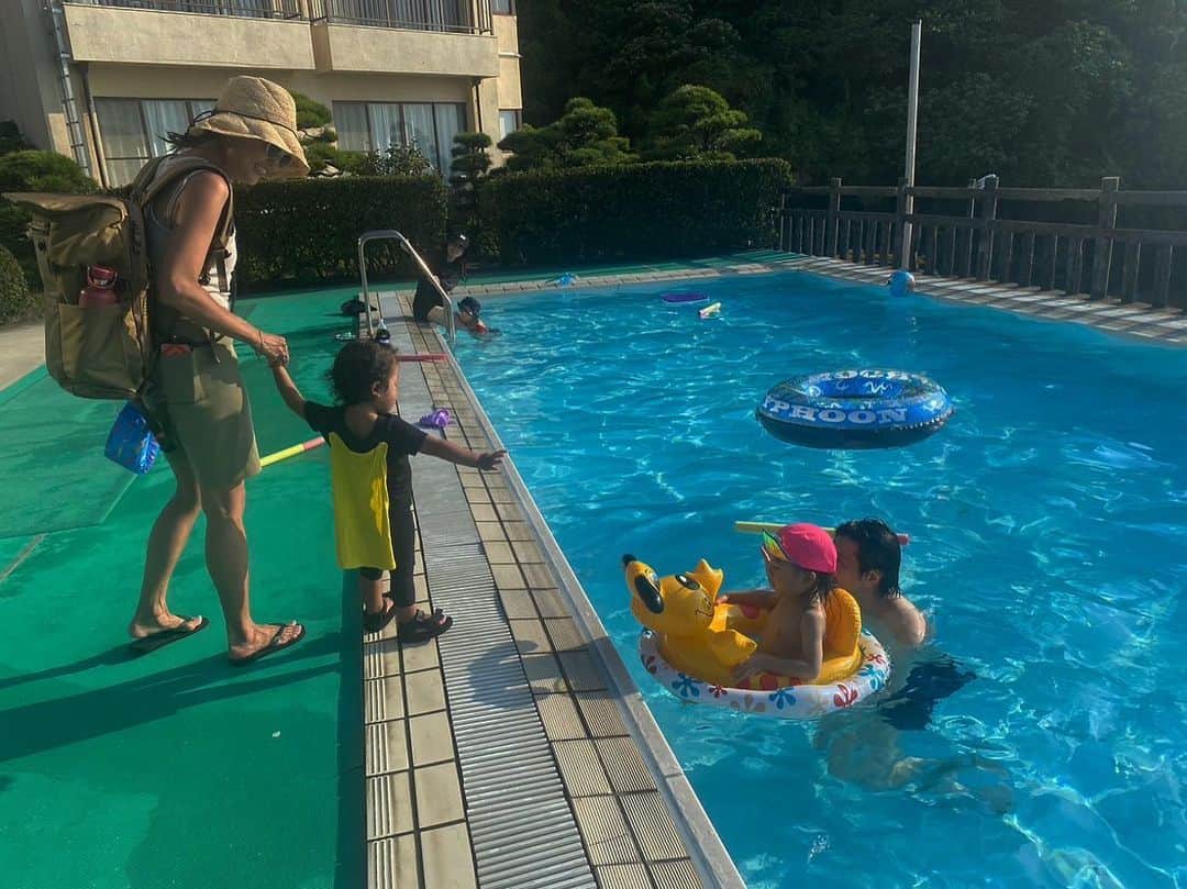 堀舞紀さんのインスタグラム写真 - (堀舞紀Instagram)「🏊🏽‍♀️🌞〜  #江ノ島 の #infinitypool…  岩本楼のプールへ🙇🏽‍♀️  1人で2人を見張るのって 至難の業😵‍💫 ですので この日のスケットは タカキとクミちゃんとアヤコッチ🫱🏾‍🫲🏻という協力なメンツ🤭にたすけてもらいながら遊べたよ  いつもみんなありがとね🥺  水平線を眺めながら プカプカーッ🛟  🦁とキャニオは 一生水の中😵‍💫  Tori @sankakutori fam.も 合流して 夏の醍醐味を既に 味わい尽くす、、  夏休みスタート🥺  楽しすぎて震える！！！  #僕らの夏休み2023 #cannyet #プール #enoshima #江ノ島」7月25日 10時26分 - mainohori