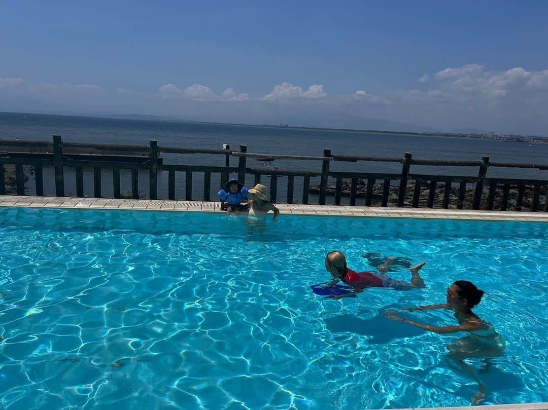 堀舞紀のインスタグラム：「🏊🏽‍♀️🌞〜  #江ノ島 の #infinitypool…  岩本楼のプールへ🙇🏽‍♀️  1人で2人を見張るのって 至難の業😵‍💫 ですので この日のスケットは タカキとクミちゃんとアヤコッチ🫱🏾‍🫲🏻という協力なメンツ🤭にたすけてもらいながら遊べたよ  いつもみんなありがとね🥺  水平線を眺めながら プカプカーッ🛟  🦁とキャニオは 一生水の中😵‍💫  Tori @sankakutori fam.も 合流して 夏の醍醐味を既に 味わい尽くす、、  夏休みスタート🥺  楽しすぎて震える！！！  #僕らの夏休み2023 #cannyet #プール #enoshima #江ノ島」