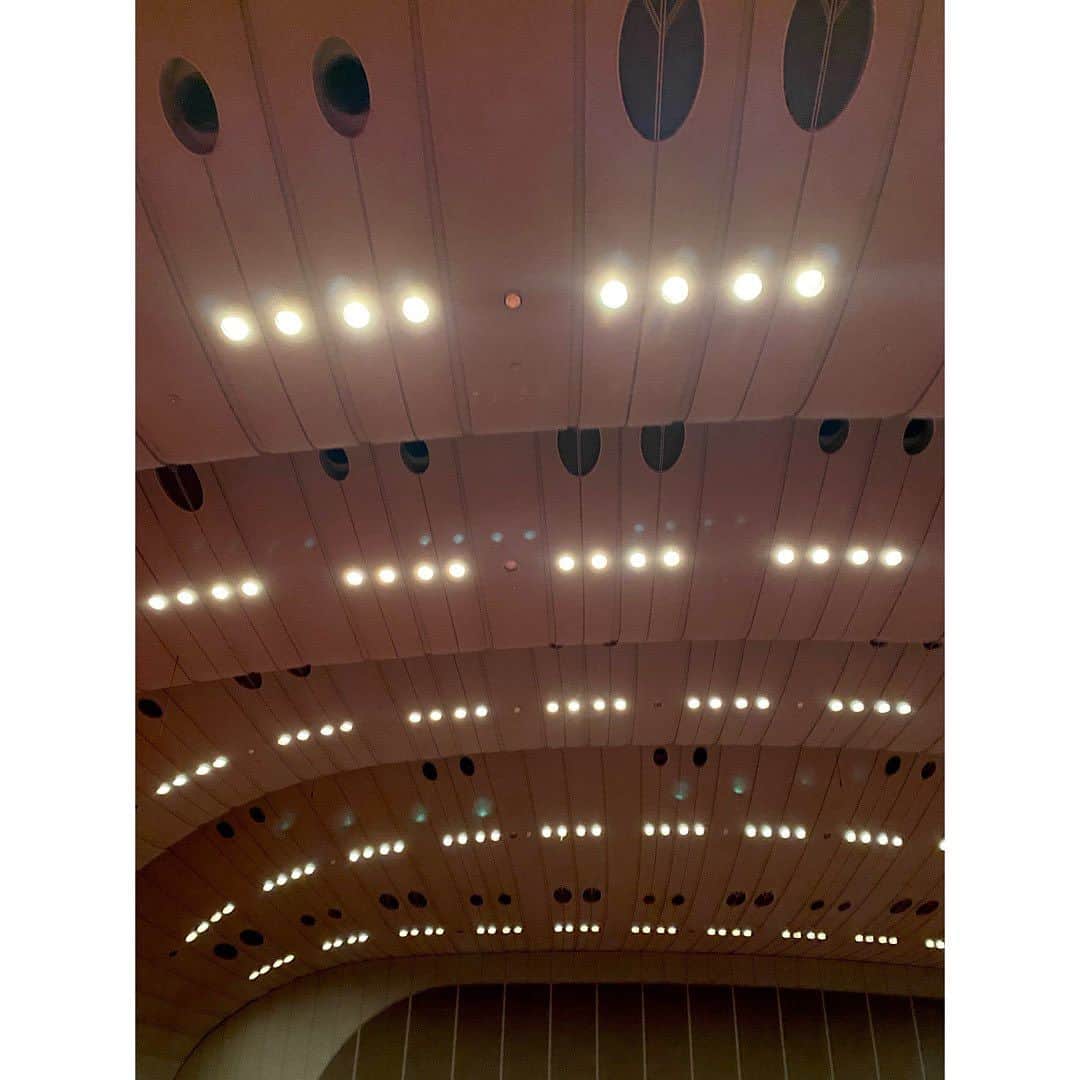 のインスタグラム：「故郷。宝塚へ。 式典に出席させていただきました。  『宝塚音楽学校創立110周年記念式典 〜小林一三生誕150周年と共に祝う〜』  写真は、お席から見上げた天井。 約2000人の卒業生や関係者の方々が来られたそうですが、卒業してある程度長い時間が経った私も、天井に近い2階席の上のほうに座りました。 大先輩方の、もの凄い熱気に包まれた客席。 110年という歴史を感じる時間でした。  宝塚音楽学校学校で青春を過ごした2年間。多感な時期に凄まじくエキサイティングな日々を過ごせたことは人生の宝物です。  時代やしきたりは少しずつ変化して行くものなので、当然といえば当然なのでしょうが、ほんとうに色々なことが変化しているのだなと、ビックリしました。 自分の目で「今」の宝塚を見られて良かった！  これからも大切な宝塚が 多くの方に愛されますようにとお祈りします。」