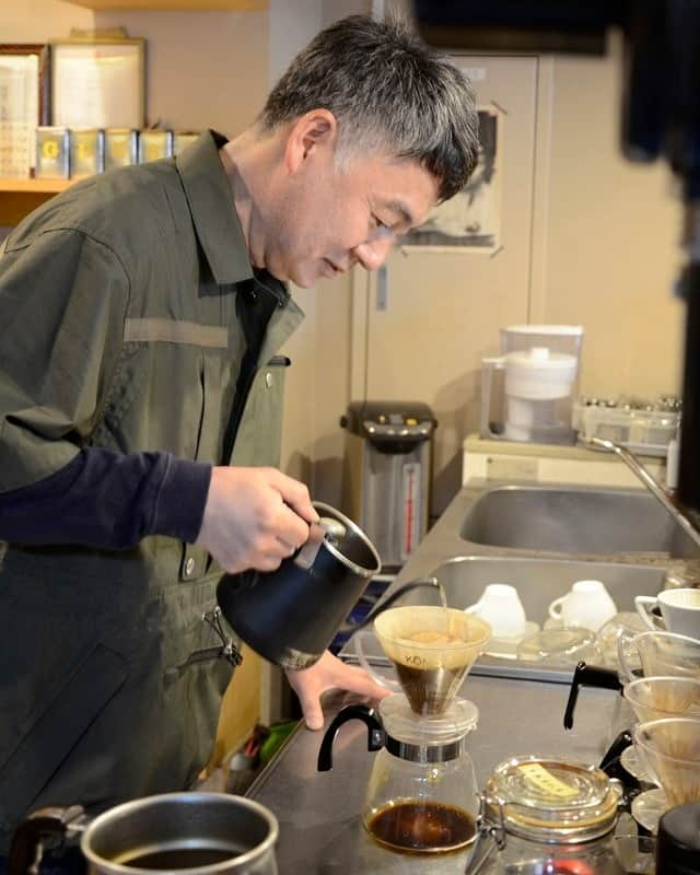 Afternoon Teaさんのインスタグラム写真 - (Afternoon TeaInstagram)「. ＼カフェ・ヴィヴモン・ディモンシュ コラボパン／ ベイカリーとティールームのパン取り扱い店舗で販売中の、鎌倉の人気店「カフェ・ヴィヴモン・ディモンシュ（@cvdimanche）」とコラボレーションしたパンに、新作の「コーヒーチョコメロンパン」が、7/20から登場しています。 オーナーの堀内隆志さん（@takashihoriuchicvd）が、コラボレーションのために自家焙煎したオリジナルブレンドのコーヒーとチョコレートのビターな味わいをお楽しみください。  ☕オリジナルブレンド特徴☕ ディモンシュオリジナルロットでマイルドな口あたりのコロンビア・トランキーロをベースに、香りとコクのエチオピア・イルガチェフ・ナチュラル、苦味とボディ感のあるインドネシア・マンデリン・ドロックサングールをブレンドし、深煎りまで焙煎しました。 パンを口にした瞬間に笑顔になってもらえるように何度も何度も配合バランスと焙煎度合を調整した渾身のブレンドです。  --------------------------------- #コーヒーチョコメロンパン （写真1枚目） --------------------------------- ディモンシュのコーヒー豆を使用したオリジナル生地に、ビターチョコを合わせてメロンパンに仕上げました。 ＜販売期間＞7/20～8/30 ＜ベイカリーおよびパン取扱店舗＞ ✔アフタヌーンティー・ベイカリー 大丸神戸店、大丸福岡天神店 ✔アフタヌーンティー・ティールーム 札幌三越、エスパル仙台、郡山うすい、メトロエム後楽園、ウィング上大岡、丸広百貨店川越店、近鉄百貨店和歌山店、天満屋岡山店、天満屋ポートプラザ、井筒屋小倉店、熊本鶴屋、大分トキハ、鹿児島山形屋、沖縄リウボウ  --------------------------------- café vivement dimanche（カフェ・ヴィヴモン・ディモンシュ） （@cvdimanche） --------------------------------- 1994年にオープンした鎌倉のカフェ。 地元の人にもコーヒー好きにも広く愛され、現在もカフェブームを牽引している存在。 「カフェ・ヴィヴモン・ディモンシュ」という店名は、フランソワ・トリュフォー監督の83年のフランス映画「Vivement dimanche!(日曜日が待ち遠しい！）」から取られたもの。 オーナーの堀内隆志さん（写真2枚目）は「珈琲と雑貨と音楽と」(NHK出版)、「コーヒーを楽しむ。」（主婦と生活社）などの著書の他、ブラジル音楽関連のCDの選曲・プロデュース、FMヨコハマ「SHONAN by the Sea」でレギュラーコーナーを持つなど多方面で活動している。  ※写真はイメージです。 ※数量限定での販売となります。また食材の都合等で、日時によっては商品をご用意できない場合がございます。あらかじめご了承ください。 ※天候不良などにより、予告なく食材が変更になる場合がございます。あらかじめご了承ください。  #アフタヌーンティーティールーム #アフタヌーンティーベイカリー #アフタヌーンティー #AfternoonTeaTEAROOM #AfternoonTeaBAKERY #AfternoonTea #TeaforPeace #アフタヌーンティーお茶時間 #パン好き #パン #パンスタグラム #パン活  #カフェヴィヴモンディモンシュ #コーヒー #コラボレーション #メロンパン」7月25日 10時30分 - afternoontea_official