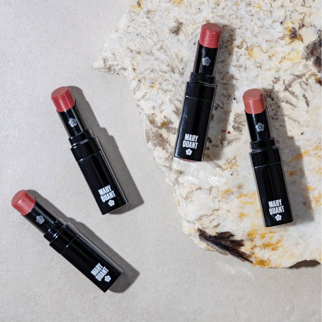 MARY QUANT officialのインスタグラム：「- 7/31（Mon）まで！ LIPSTICK DAY CAMPAIGN 2023 開催中！ - 7/29は #ナショナルリップスティックデー 期間中 #リップスティック をお買い上げいただいた お客様にオリジナル ミニミラーをプレゼント！ - リップスティックはメイクの仕上がりを 左右する大切なアイテム 記念日を思い出して 新たな気持ちで唇にカラーをのせてみて！ - "どの女性にも必ずひとつは好きな色があるはず。 私には36色。" - Mary Quant - - ※おひとり様1回限り、進呈は1点のみ ※ミニミラーはなくなり次第終了 - #MARYQUANT #LIPSTICKDAYCAMPAIGN2023  #LIPSTICK - #マリークヮント #リップスティックデイキャンペーン2023 #キャンペーン #リップ #口紅」
