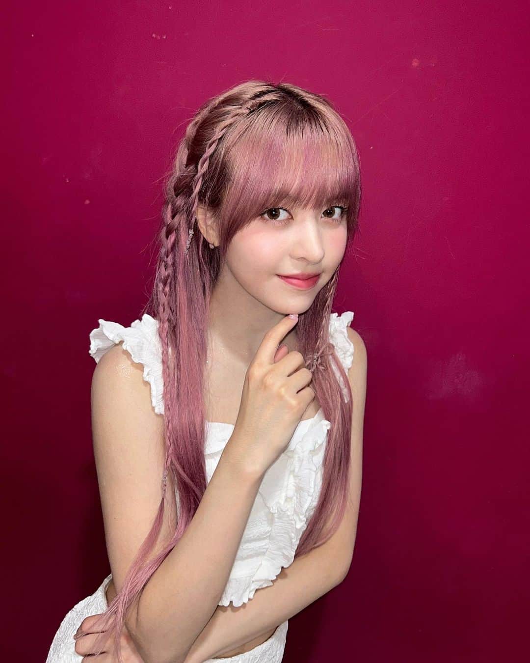 NMIXXさんのインスタグラム写真 - (NMIXXInstagram)「Everything is pink her hair, the wall, her dreams. Today’s #playlilyst Blue - Halsey. #플레이릴리스트 (Yes, I was part of this era) #NMIXX #엔믹스 #LILY #릴리」7月25日 10時41分 - nmixx_official
