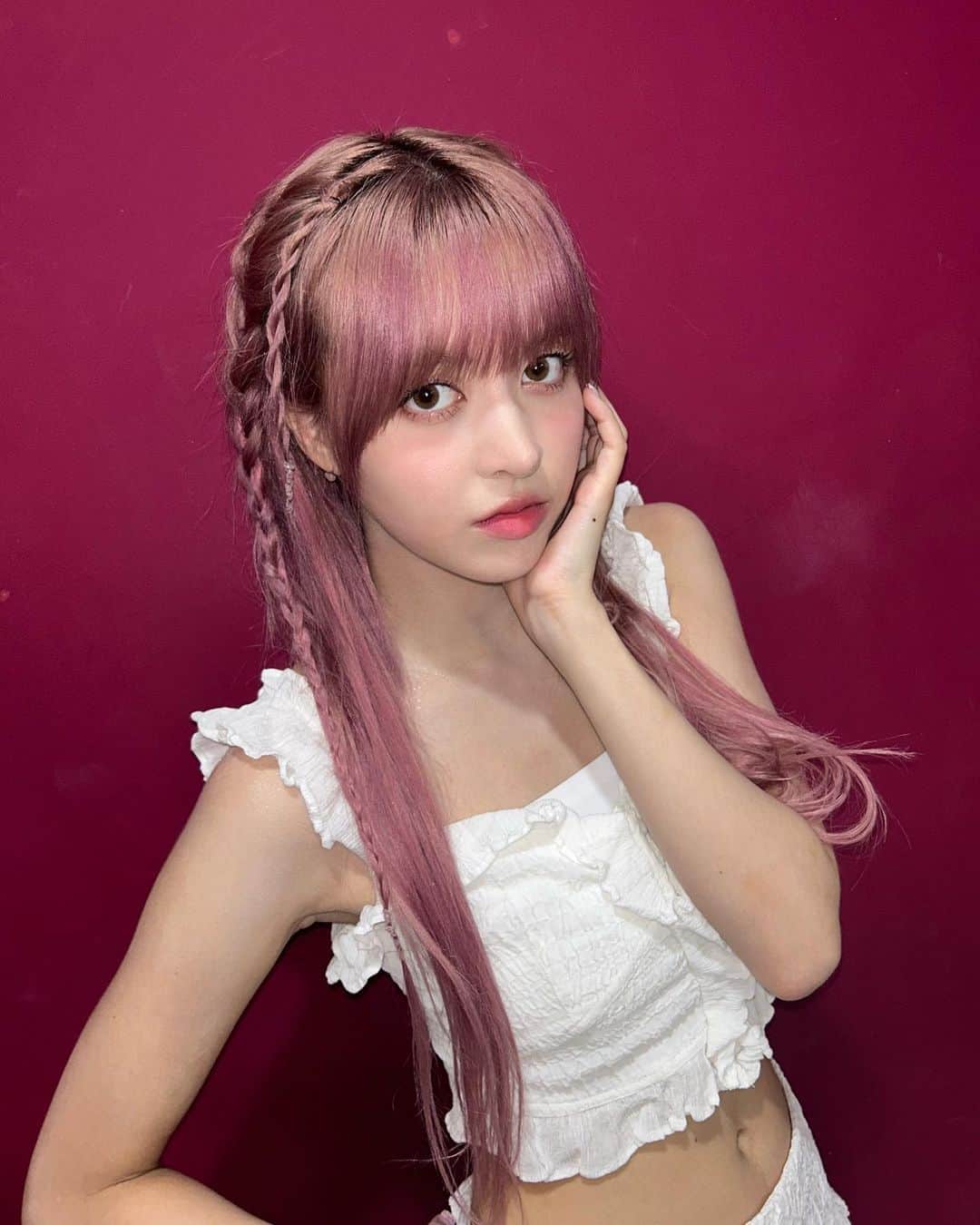 NMIXXさんのインスタグラム写真 - (NMIXXInstagram)「Everything is pink her hair, the wall, her dreams. Today’s #playlilyst Blue - Halsey. #플레이릴리스트 (Yes, I was part of this era) #NMIXX #엔믹스 #LILY #릴리」7月25日 10時41分 - nmixx_official
