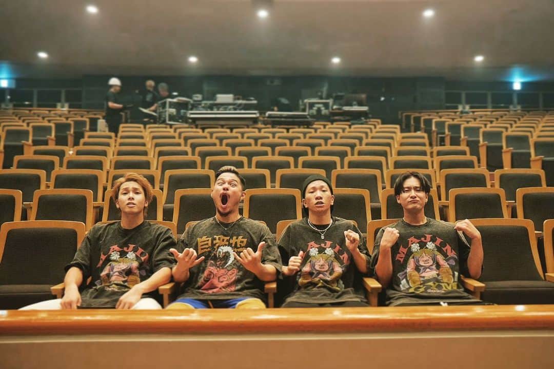 荒木駿平のインスタグラム：「岩手公演ありがとうございました！ 一曲目から熱気が半端なくて、岩手の皆さんの熱い思いに圧倒される瞬間も沢山ありました！ 皆さんの近くに行ける瞬間もめちゃくちゃ楽しくてあの空気感は言葉で表せない最高の時間です^ ^  岩手の皆様ありがとうございました！  #ayumihamasaki  #ayu25thanniversarylivetour  #ayu47都道府県tour   #みんなで魔人ブウ #ヒカルだけ自来也先生  Photo by @masayukikamo」