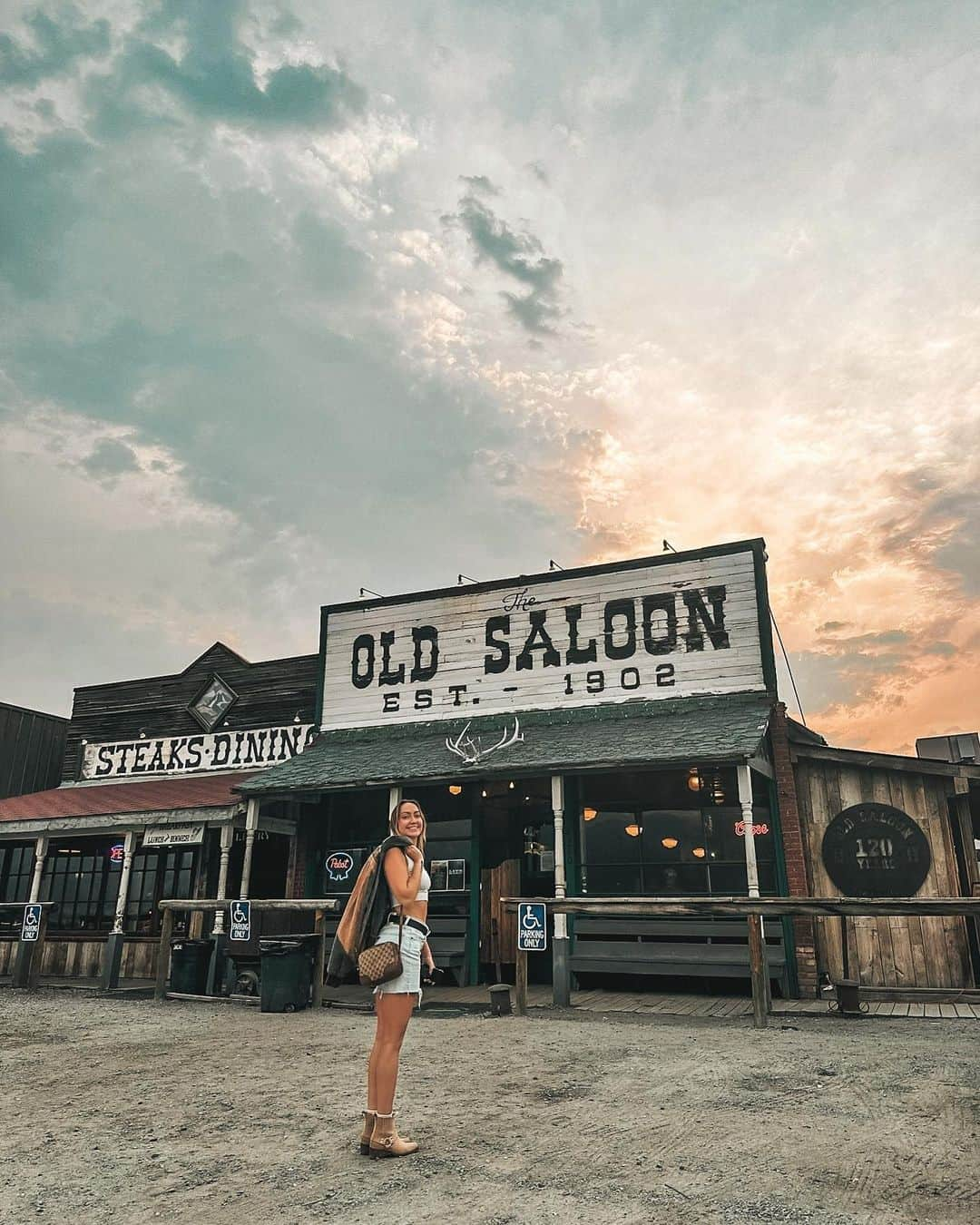 ブランディ・グレン・サイラスのインスタグラム：「Lookin’ for cowboys in Livingston 🤠」