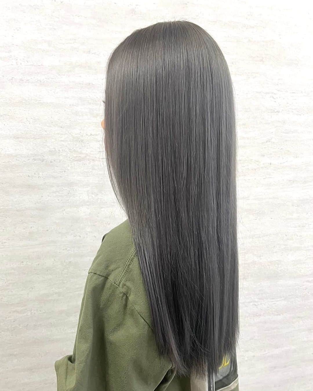salon PRATiNO(サロンプラチノ)のインスタグラム：「. ブリーチはトータル2回〜3回、 20トーンくらいのベースから 透明感あるパールグレージュをのせました💞 透き通った軽やかな色味が、夏らしくとってもおしゃれ◎  . . .  #hair#pratino#clavis#ハイトーン#韓国ヘア#デジパ#縮毛矯正#名古屋美容院#栄美容院#ショートカット#ウルフカット#透明感カラー#クラビス#酸熱トリートメント#ダメージ毛#ヘアサロン#女性スタッフのみ#ボヤージュコスメ #白髪染め#ペールカラー#エクステ#シールエクステ#ヘアメ#アイブロウ#メンズアイブロウ#メイク#ファイバープレックス」