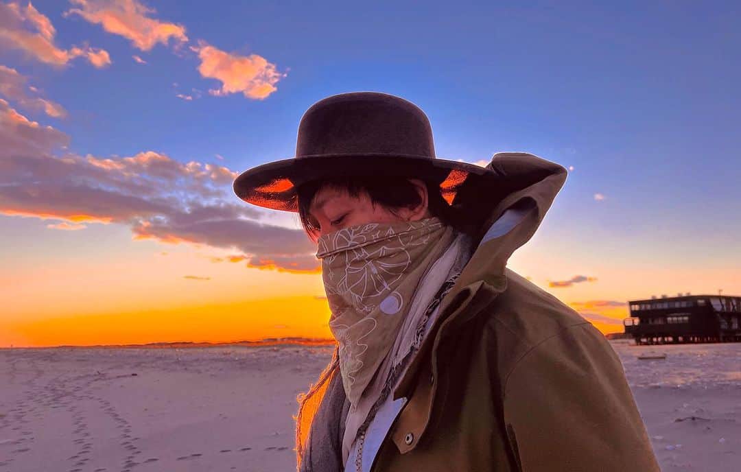 カーキ・キングのインスタグラム：「Picture this: you're watching the sun go down over the East River with a gorgeous view of Manhattan. The water laps the shore gently and a soft end of summer breeze comes through. Someone hands you a pair of headphones--you put them on and the most beautiful, gentle, moving music spills into your ears. You realize this is not a recording, but a live performance! Those around you wearing the same headphones acknowledge the shared experience you are having, yet you are able to stay in your perfect sunset spot, and even lie down to star seek. Eventually when you feel ready, you seek out the performer who has been creating this magical experience. They end their set as the city lights begin to bounce off of the water and the sky becomes pale pink and grey.  This is what it will be like to experience the first ever @mcgolricknights presentation of the incomparable treya lam. The entire system is fully mobile and completely solar powered. Tickets are available via eventbrite at the link in the bio or in the first Facebook comment.  📷 by @jessxsnow」