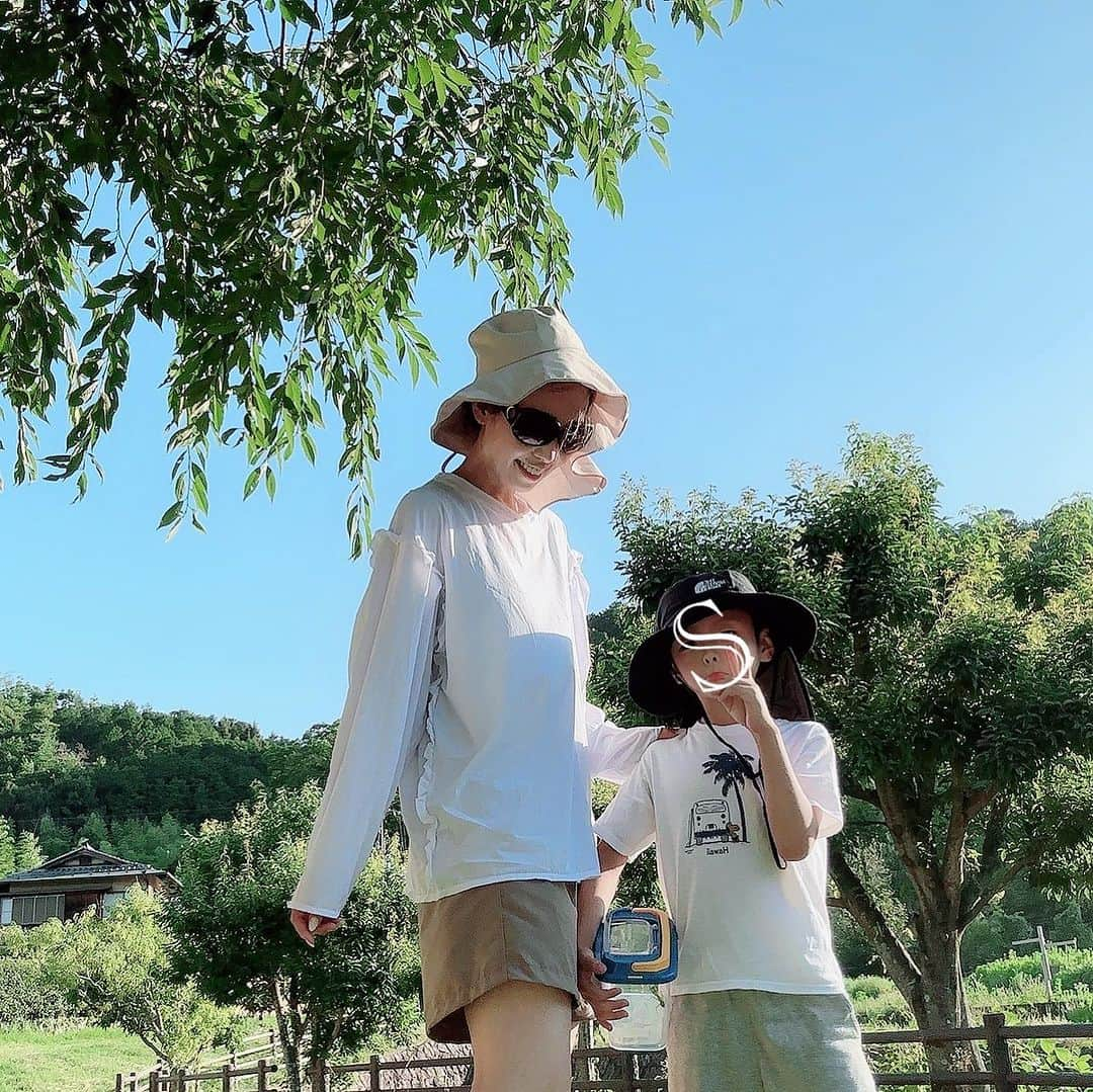 澤野井香里さんのインスタグラム写真 - (澤野井香里Instagram)「いよいよ夏休み🌻  昆虫採集でカマキリ見つけた😆  夕方は蝉の幼虫見つけて家で孵化させて、夜は👨🏻とカブトムシ探し。。。。と毎日虫さんに忙しい💦笑  炎天下☀️の外遊びにUPF50+ でUVカット99%以上のTeddyShopのラッシュガードが良かったのでデザイン違いの白×ベージュも🐻  ちびフリルデザインで動きやすくて、急速冷感で軽く濡らしてから絞って着ると涼しいょ🧊　  楽天で7/25 23:59まで10%OFFクーポン🎫が^ - ^  川遊びやプール👙に海🐳も、夏にしかできない遊びたくさんしたいなぁ🎵  #ks_23✨ #虫取り #夏休み #昆虫採集 #自然 #自然体験 #外遊び #エキスポシティ 関西ママ #京都ママ #男の子ママ #女の子ママ #小学生 #小学生ママ #ママライフ #7歳 #S⭐️_ @day_closet1203 #daycloset」7月25日 11時06分 - kaori_sawanoi