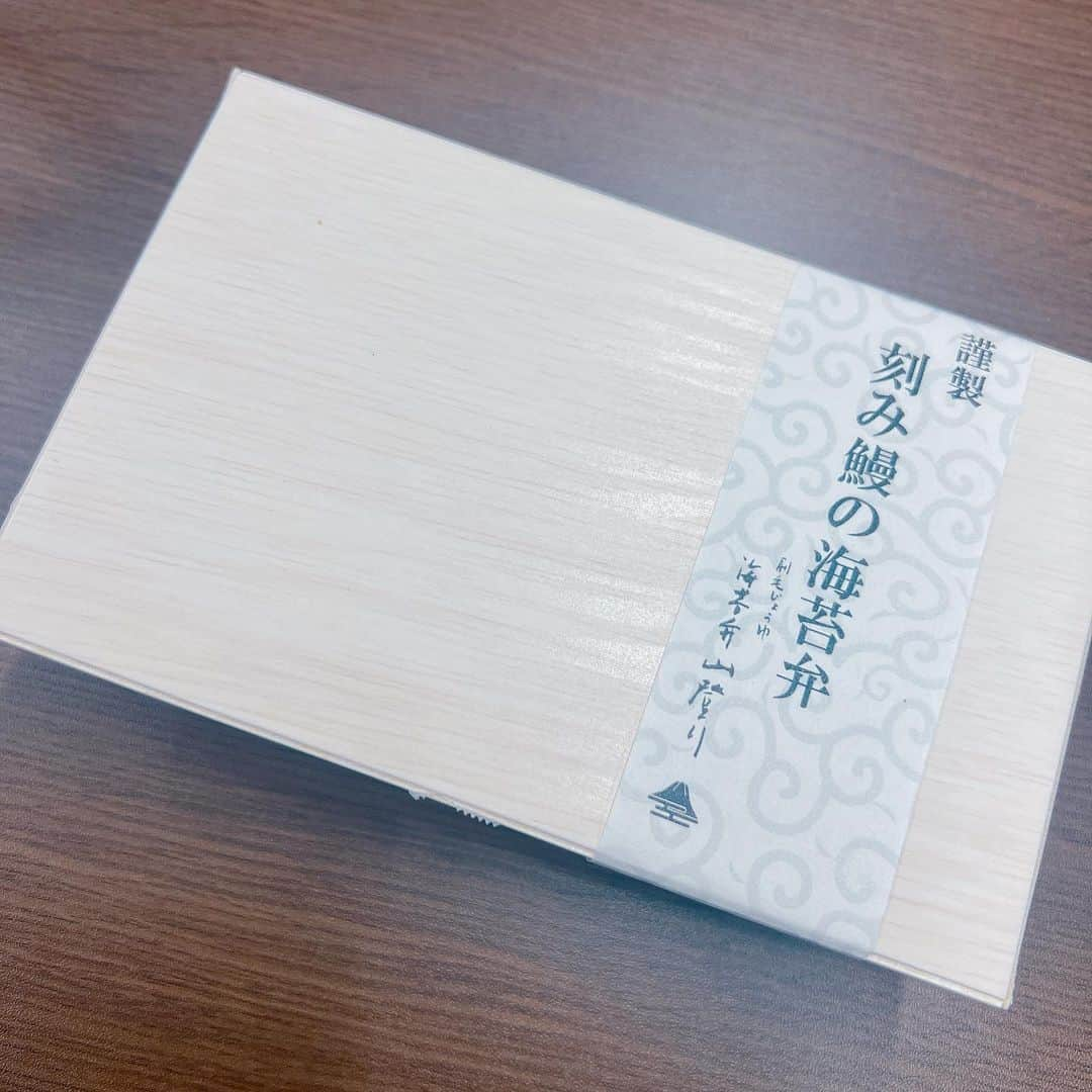 日高里菜さんのインスタグラム写真 - (日高里菜Instagram)「⁑  礫チャン7月でした🥳 最近あっついので夏☀️っぽい衣装で！  仲良しかな恵さんとのお喋りも楽しかった〜！  来月は初の出張版ということで！公開録音！ みなさんと会えるのを楽しみにしています！  デモクレ2巻もめちゃ面白かったよ！ はよ3巻…  #礫チャン #SAO #デモクレ #川原礫 先生　#伊藤かな恵 さん #鰻 #大好き #刷毛じょうゆ海苔弁山登り #期間限定 #お弁当 #おいしかった #土用の丑の日フライング #当日も食べる予定」7月25日 11時06分 - rina_hidaka615