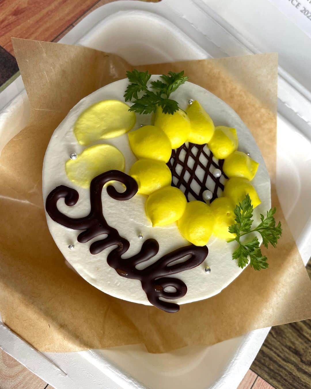 小川麻琴さんのインスタグラム写真 - (小川麻琴Instagram)「素敵なご縁を頂きまして、 神保町にあるカフェ「BRITANNIA TEA」さんにて私が大好きな向日葵をモチーフにしたひまわりケーキ&ひまわりソーダを8月限定で販売させていただくことになりました🥹✨  こちらのカフェでは元々とても可愛らしいケーキを販売されているので、お店のパティシエの方に私のイメージを色々と取り入れて頂き、見た目も味も笑顔になれるようなオリジナル商品を完成させてもらいました🌻  ひまわりケーキは、 しっとり甘いスポンジに粒々食感も楽しんでもらえるラズベリー入りのヨーグルトソースをサンドしていて、甘過ぎずサッパリと食べて頂けるケーキになっています🍰  そして、ひまわりソーダは スカッと爽やかに味わって頂けるようレモン果肉がたっぷりはいったソーダになっていて、底にはカットパインもゴロゴロと入っているとってもフルティーなドリンクです🍋🍍  こちらの商品の発売開始が 8月5日なのですが、当日は販売を記念して私もお店に立たせて頂きます✨  13時〜18時の間は私もお店にいますので、是非味わいに来て頂けると嬉しいです🌻❤️  もちろんテイクアウトも可能です！  当日、ケーキのみ30個限定の販売とさせて頂きます🍰 (事前予約したい方はお店 @britannia.tea さんにDMでお伝え下さい✨)  そして！ 5日にケーキとドリンクをセットで購入してくれた方には、この日限定のサイン入りブロマイドをプレゼントさせて頂きます🤭💙  皆様のご来店心よりお待ちしています🫶  #ひまわり #商品開発  #ケーキ #ソーダ #ブリタニアティー  #britaniatea  #神保町 #発売記念イベント」7月25日 11時09分 - 1029_makoto