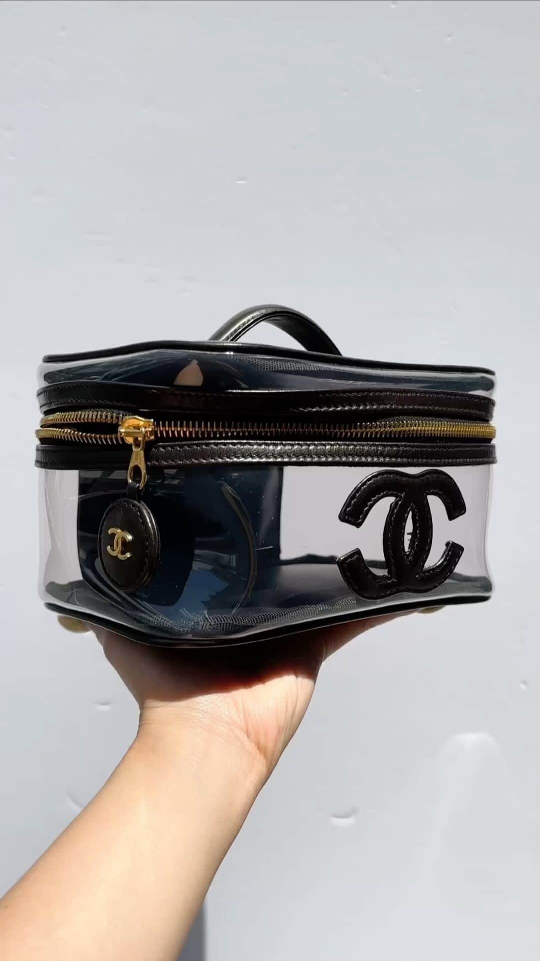 のインスタグラム：「Vintage Transparent Vanity Bag🌊👙  Product code : 78285  #chanelvintage #chanelvanitycase #chanelvanity #chanelbag #chanellover」