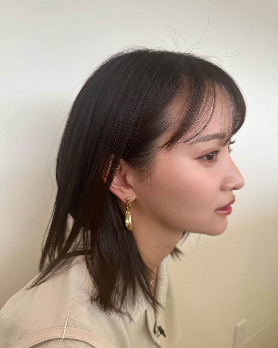 永尾まりやのインスタグラム：「しゃべくり007の衣装👗 少し出演させて頂きました！見逃した方Tverなどで1週間配信してますっ  tops.skirt @lecielbleu_official  shoes @dianashoespress   accessories @hemca_official  @faveur.jewelry  @viola_bijou」