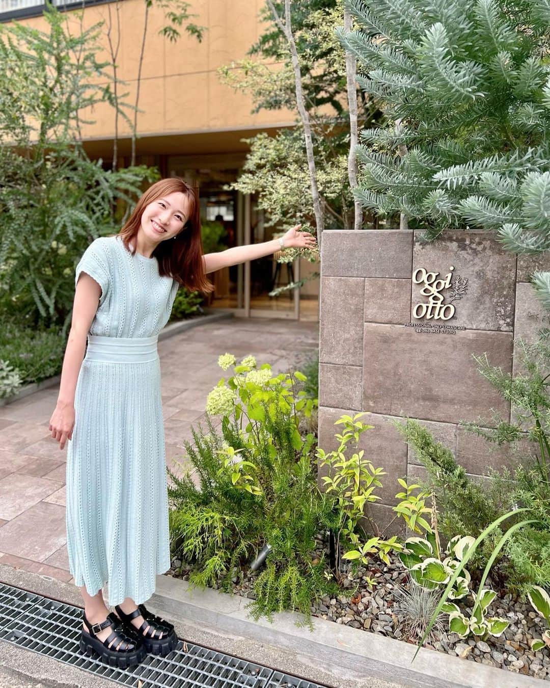 実咲凜音さんのインスタグラム写真 - (実咲凜音Instagram)「. 先日，大阪のオッジィオットの本社に 行って参りました😳🩶  最高のこだわり尽くした癒し空間！！！ いい香り…そして，緑がたくさん🕊️ こんな空間でお仕事したら お仕事もはかどるわ😲✨　 という様な，羨ましすぎる素敵空間でした✨  この日は頭皮ケアを重点的に… 体調に合わせて その時の気分でチョイスしたアロマと共に 癒して頂きました。  ホームケアの 美しく健康な髪のための 頭皮専用美容液の『カルム』と 活力ある毛髪のための 頭皮専用美容液の『ヴィータ』 朝と夜で使い分けて，愛用。  頭皮からケアをきちんとすると 髪の毛自体が元気で サラサラを保ててますよ🤔✨  やっぱり大切なんだわ~。 頭皮ケア！！！🥲 しみじみ，感じた。  みりおん。 #オッジィオット @oggiotto  #頭皮ケア #頭皮から健康的に🕊️」7月25日 11時20分 - misaki_rion