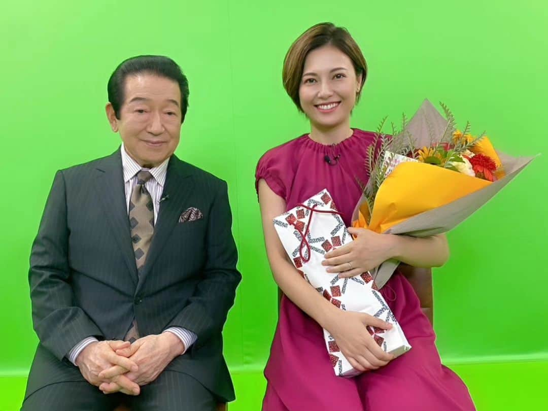 梅田陽子のインスタグラム：「☆ #草野仁の名医が寄りそうカラダ若返りtv 収録終わりに。 皆さんに囲んで頂いて ありがとうございます。  番組開始月と 私の誕生月が同じで、これまためでたいですね！ 今週末誕生日って早すぎるわよ(￣ー￣)  7月29日は土曜なんで 若返りtvのオンエア日です😂  これからも皆さんのお役に立てますように、 チームで 楽しくモノ作りしていきたいです。  その場にいらしたスタッフさん、 技術さんにも入って頂き ②枚目を撮りましたが、 全員ではなーい。  スタイリストの由紀子さんや、 メイクのアユミちゃんも ここにいらっしゃらずー😭  沢山のスタッフさんに囲んでいただき お仕事させていただいています。  いつもご覧くださる視聴者の皆さん 見守ってくださっている草野さんはじめ スポンサーの太陽生命さん BS朝日さん、 制作のユーコムさん、 代理店さん 関わるすべてのスタッフの皆さんに感謝です。  #太陽生命 #草野仁の名医が寄りそうカラダ若返りtv  #草野仁 さん #健康 #予防 #人生100年 #アナウンサー #キャスター #MC #セントフォース #アラフォー #アラフィフになっても頑張ります #誕生日は感謝の日 #7月29日 #梅田陽子」