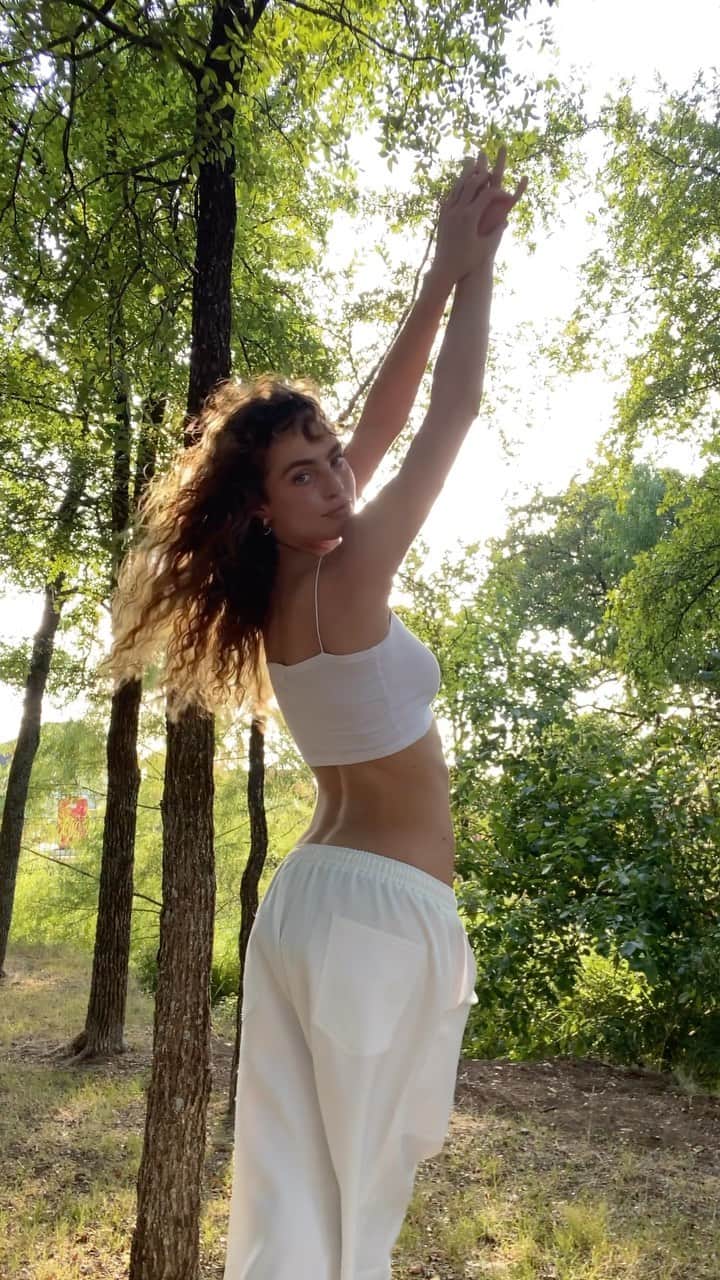 Marinet Mattheeのインスタグラム：「What does your affirmation voice in your head sound like? I believe this is a ‘ Monday morning ‘ affirmation voice hehe meow」