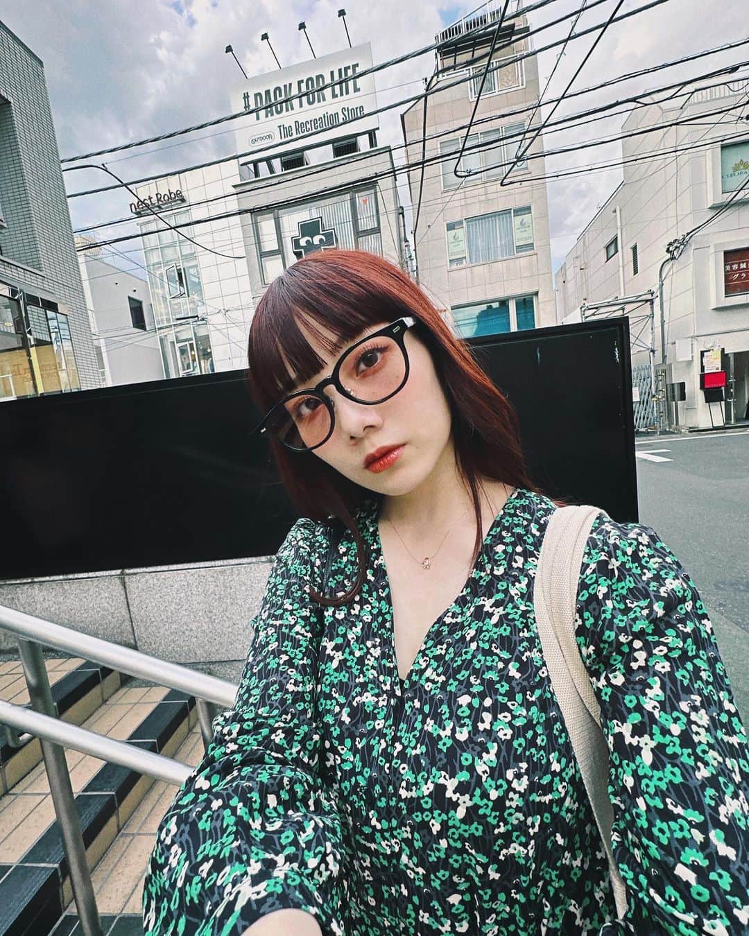 MOMOKAのインスタグラム：「・ あつくてとけそ〜〜〜🌻🫠🔥」