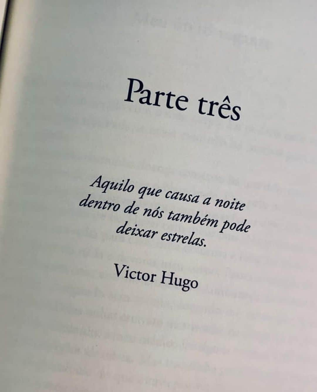 ジュリアナ・パエスさんのインスタグラム写真 - (ジュリアナ・パエスInstagram)「Queria escrever poesia Mas esse cansaço não deixa  O bicho arranhando aqui dentro Virar palavra arrumada  Do jeito que não soe queixa   Queria reclamar da vida  e mais da raiva no peito  Do quanto me abandonaram que me senti só o mesmo tanto   Mas nada disso no grito Tem que ser manso, bem feito de um jeitinho assim bonito  Quero falar mal desseszinhos  Dizer que tem gente ruim Contar das suas malícias Com essas caras lavadas De como bateram em mim   Mas que pareça suave Que nem doeu tanto assim o que lamentei nesse quarto Mentir que não morri um pouco  Fingir que é de pedra o meu casco  Ratos, fingidos de santo! De tanto currarem minha cuca Restou pra mim o muxoxo  Me sobra só prosa bruta  É sem poema meu canto Quarto sem sal e nem cor É mais um lugar-desencanto  Sem saber pronde ando Uma esquina   Pra angústia virar verso  Precisa não estar sentindo  Quando já passou a dor É aí que vira rima」7月25日 11時32分 - julianapaes