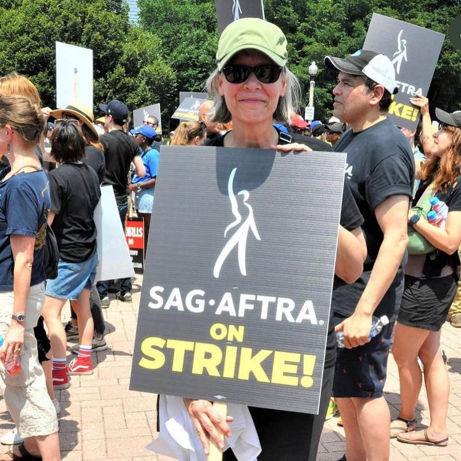 マリーナ・スコーシアーティのインスタグラム：「Amy Morton showing up for team Chicago! #sagaftra #sagaftramember #sagaftrastrong #sagaftrastrike #chicagorepresenting #amymorton   If you'd like to know more about why actors are striking, the podcast in my bio is a excellent way to find out more about it.」