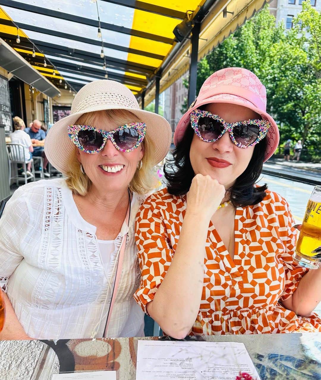 ジェニファー・ティリーさんのインスタグラム写真 - (ジェニファー・ティリーInstagram)「Super fun day hanging out in Victoria with my high school friend @chwawagirl and her sister @judehansenforbes 🌸🍡🍭💞」7月25日 11時46分 - jennifertilly