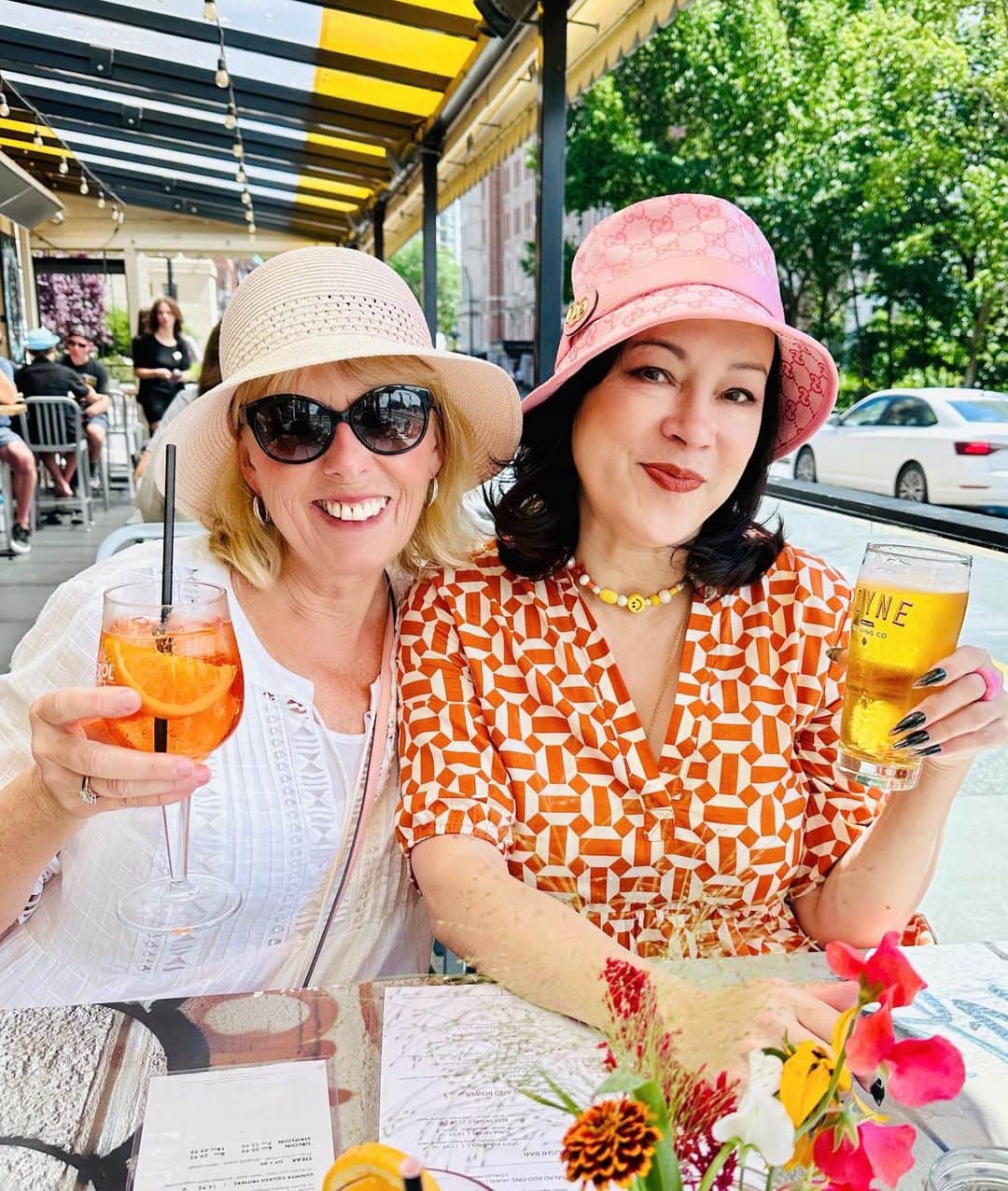 ジェニファー・ティリーさんのインスタグラム写真 - (ジェニファー・ティリーInstagram)「Super fun day hanging out in Victoria with my high school friend @chwawagirl and her sister @judehansenforbes 🌸🍡🍭💞」7月25日 11時46分 - jennifertilly