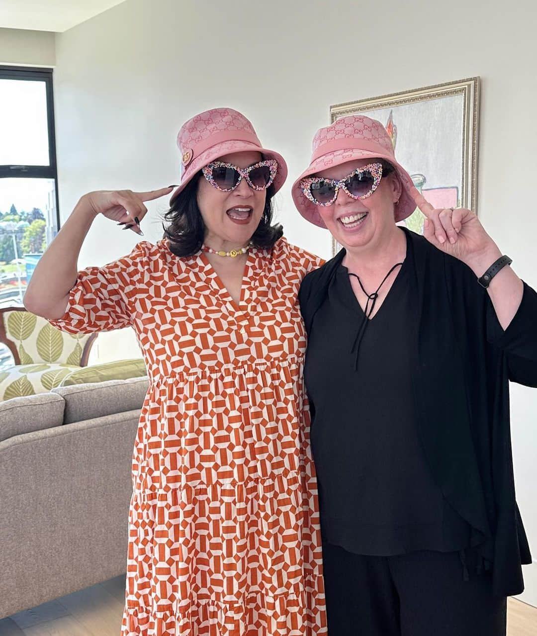 ジェニファー・ティリーさんのインスタグラム写真 - (ジェニファー・ティリーInstagram)「Super fun day hanging out in Victoria with my high school friend @chwawagirl and her sister @judehansenforbes 🌸🍡🍭💞」7月25日 11時46分 - jennifertilly