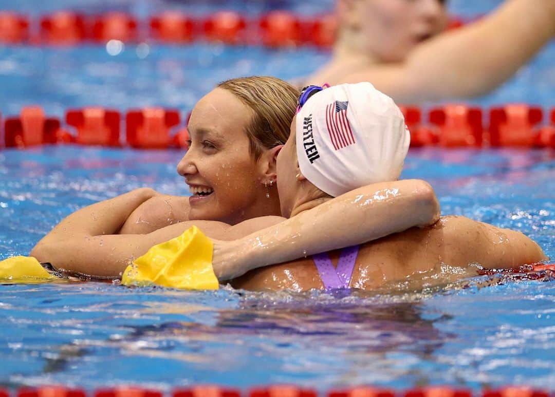 マディソン・ウィルソンのインスタグラム：「Friends across the world brought to you by ✨swimming ✨👯‍♀️💞🥹🇦🇺🇺🇸」