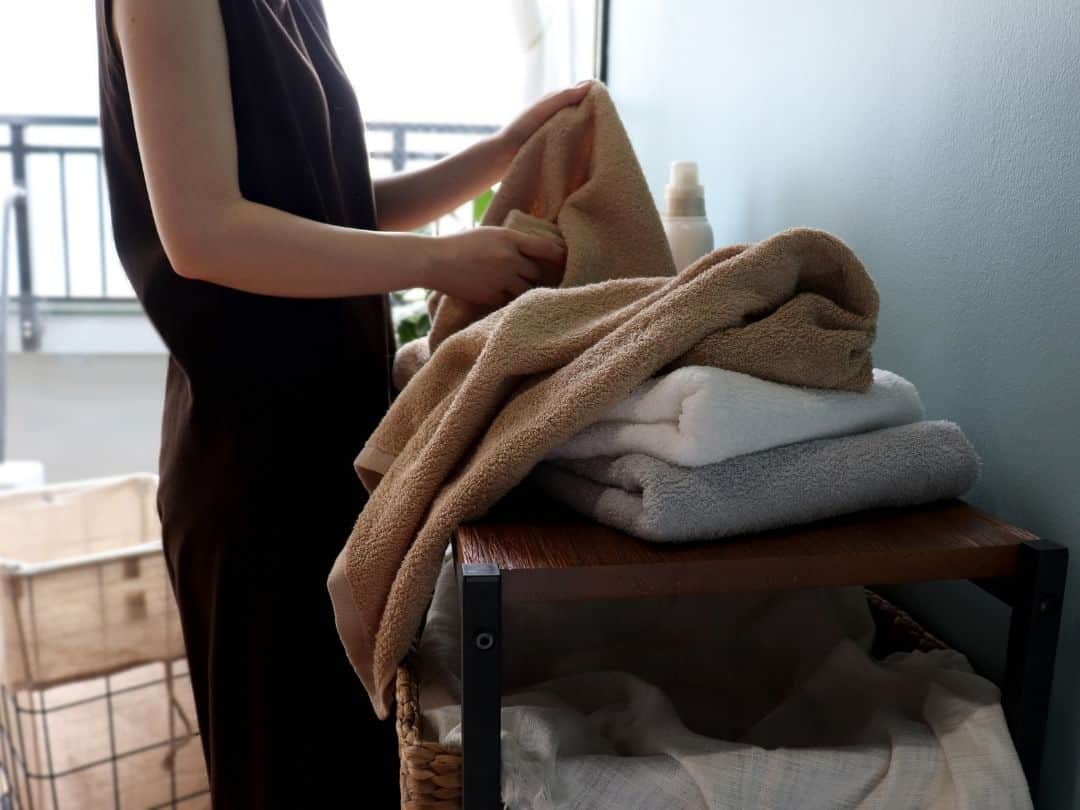 タオル直販店 ヒオリエ／日織恵さんのインスタグラム写真 - (タオル直販店 ヒオリエ／日織恵Instagram)「・ 〚タオルの入れ替え、みんないつしてる？〛  6月のアンケートで、 「こんな情報があったら嬉しい」 というご意見を募ったところ、  「みんながタオルの買い替えを、どの時期にしているのか知りたい！」 との声が多く寄せられました。  ✓引っ越しのタイミングで ✓年末年始の大掃除に合わせて ✓家族が増える前の準備として  などなど、各ご家庭それぞれの タイミングがあるかと思いますが、 今回は、夏の時期にタオルの入れ替えをされた @ak__ie__ie 様のご投稿をご紹介します✨  ------------------------------------------------------  タオルの総入れ替え⇄ 洗濯槽の掃除をしてから水洗いしました。 いろいろすっきり！ . . 体を拭くタオルはやっぱりヒオリエが好き。 サイズも厚みも絶妙です💯 ふかふかタオルよりもシャキッとしたタオルが好み🙋‍♀️ いつも大体3回洗うと毛羽落ちが落ち着くので あと2回洗ってから使いはじめます。 . 色は迷いに迷って、 ライトグレー、グレーベージュ、ラベンダーになりました🫏🐐 子どもたちに選んでもらうとラベンダーが入りがち🪻 古いタオルは水遊びの足拭きとして使い倒せるから 夏に入れ替えるのが良い◎  ------------------------------------------------------  @ak__ie__ie 様、素敵なご投稿をありがとうございました✨  タオルをたくさん使う夏に入れ替えることで 新しいタオルを心地良く使えるだけでなく、 古いタオルも活用できるメリットがあるんですね🌞  我が家の水遊び後は タオルを1、2枚敷いて足拭きにしていますが、 それだけでは拭き切れず、家の中に水の足跡が点々と… なんていうことも😅  古いタオルの用意があれば、 気兼ねなくしっかり拭いてあげられますね◎ ママ友にも教えたいアイディアです☺  皆さまはどんなタイミングでタオルの入れ替えをされていますか？ ぜひコメント欄で教えてください📝✨  投稿内での、ご紹介のアイテム 「ホテルスタイルタオル」は、 プロフィールのURLをタップでチェック♪ →＠hiorietowel 👆  - - - - - - - - - - - - - - -to be continued  日々のしあわせを織りなす「ヒオリエ」は 皆さまの生活に寄り添い、 日々の何気ない瞬間に幸せを＋する。 そんな提案をしていきます。  Please follow▶️ @hiorietowel  ＼いいね&コメントありがとうございます！／  #ヒオリエのある暮らし をタグ付けして、 皆様の生活の中のヒオリエを 是非紹介してください♪  #ヒオリエ #ヒオリエタオル #タオル #タオル選び #タオル収納 #プール #プール遊び #泉州タオル #日本製  #便利グッズ #今治タオル #バスタオルやめました #タオル総入れ替え #便利 #生活雑貨 #ライフスタイル #家族 #日用品 #雑貨 #雑貨好きと繋がりたい #生活用品 #楽天room #楽天 #楽天ルームに載せてます #楽天roomに載せてます」7月25日 12時00分 - hiorietowel