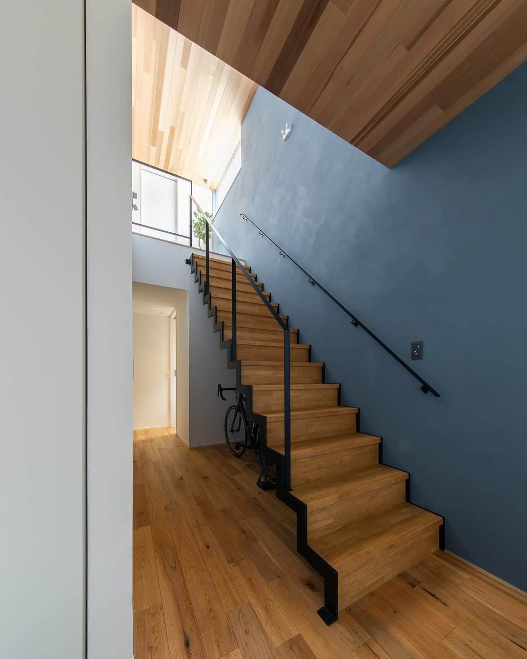 ルポハウス一級建築士事務所さんのインスタグラム写真 - (ルポハウス一級建築士事務所Instagram)「・ ・ ・ 《階段特集》 ・ ・ 日常生活に欠かせないからこそ、お気に入りの空間にしたい。 ・ ルポハウスの階段インテリアを集めました。 あなたならどんな空間にしたいですか？ ・ ・ ・ 𓐌𓐌𓐌𓐌𓐌𓐌𓐌𓐌𓐌𓐌𓐌𓐌𓐌𓐌𓐌𓐌𓐌𓐌 ルポハウスの施工事例はこちらまで☞ @reposhouse 𓐌𓐌𓐌𓐌𓐌𓐌𓐌𓐌𓐌𓐌𓐌𓐌𓐌𓐌𓐌𓐌𓐌𓐌 #ルポハウス は#ちょっとかっこいい家 を"友人のために" という思いでつくっています。 一生に一度の#マイホーム。 「あなたにしかできない」×「ルポハウスだからできる」で、 私たちだけの#家づくり を思いっきり楽しんでみませんか？！ ・ ・ ・ #住宅 #注文住宅 #新築一戸建て #デザイナーズ住宅 #一級建築士事務所 #設計事務所 #滋賀県の設計事務所 #階段 #階段インテリア #片持ち階段 #ひな壇階段 #力桁階段 #ストレート階段 #イナズマ階段 #階段迷子 #階段選び #階段下スペース #階段下 #階段デザイン #階段下収納」7月25日 12時00分 - reposhouse