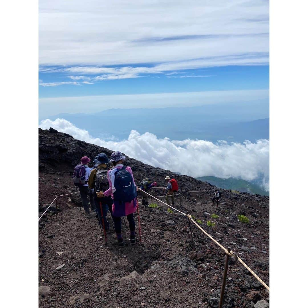 松本圭世さんのインスタグラム写真 - (松本圭世Instagram)「. 富士山🗻 標高3776m 日本一高い場所剣ヶ峰でのご来光を拝んだよー😊🌄  最後まで諦めないで頂上に辿り着けて本当によかった(*´ー｀*)  最後の写真は下りの時で 1番前の赤いリュックの方がガイドさん。 その後ろで腰が90度曲がってるのが私ですww 脚がプルプル＆恐怖でこんな状態でした。笑  わたしは体力がなくとてもスローペースになってしまったのですが🥺 励ましてくれた友達たちや同じツアーのみなさん そしてガイドさんに大感謝です！ ありがとうございました！  富士登山最高でした🗻✨ でも もう2度とやらん！！！！笑 （つらすぎた）  #富士山　#富士登山 #ご来光　#きっと一生忘れない　#宝物のような経験になりました　#ちなみにメンツは謎解き脱出ゲーム仲間　#富士山頂上からの脱出無事成功です！　#疲労凄すぎてこの日から眠くなる時間が早い😪　#富士宮ルート　#一生すっぴんのガチ疲労で顔終わってます　#followme」7月25日 11時53分 - matsukayo0806