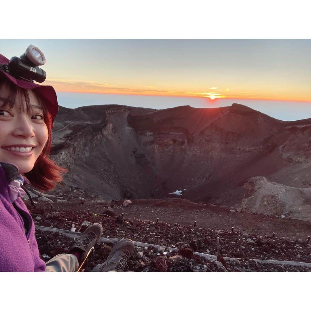 松本圭世さんのインスタグラム写真 - (松本圭世Instagram)「. 富士山🗻 標高3776m 日本一高い場所剣ヶ峰でのご来光を拝んだよー😊🌄  最後まで諦めないで頂上に辿り着けて本当によかった(*´ー｀*)  最後の写真は下りの時で 1番前の赤いリュックの方がガイドさん。 その後ろで腰が90度曲がってるのが私ですww 脚がプルプル＆恐怖でこんな状態でした。笑  わたしは体力がなくとてもスローペースになってしまったのですが🥺 励ましてくれた友達たちや同じツアーのみなさん そしてガイドさんに大感謝です！ ありがとうございました！  富士登山最高でした🗻✨ でも もう2度とやらん！！！！笑 （つらすぎた）  #富士山　#富士登山 #ご来光　#きっと一生忘れない　#宝物のような経験になりました　#ちなみにメンツは謎解き脱出ゲーム仲間　#富士山頂上からの脱出無事成功です！　#疲労凄すぎてこの日から眠くなる時間が早い😪　#富士宮ルート　#一生すっぴんのガチ疲労で顔終わってます　#followme」7月25日 11時53分 - matsukayo0806