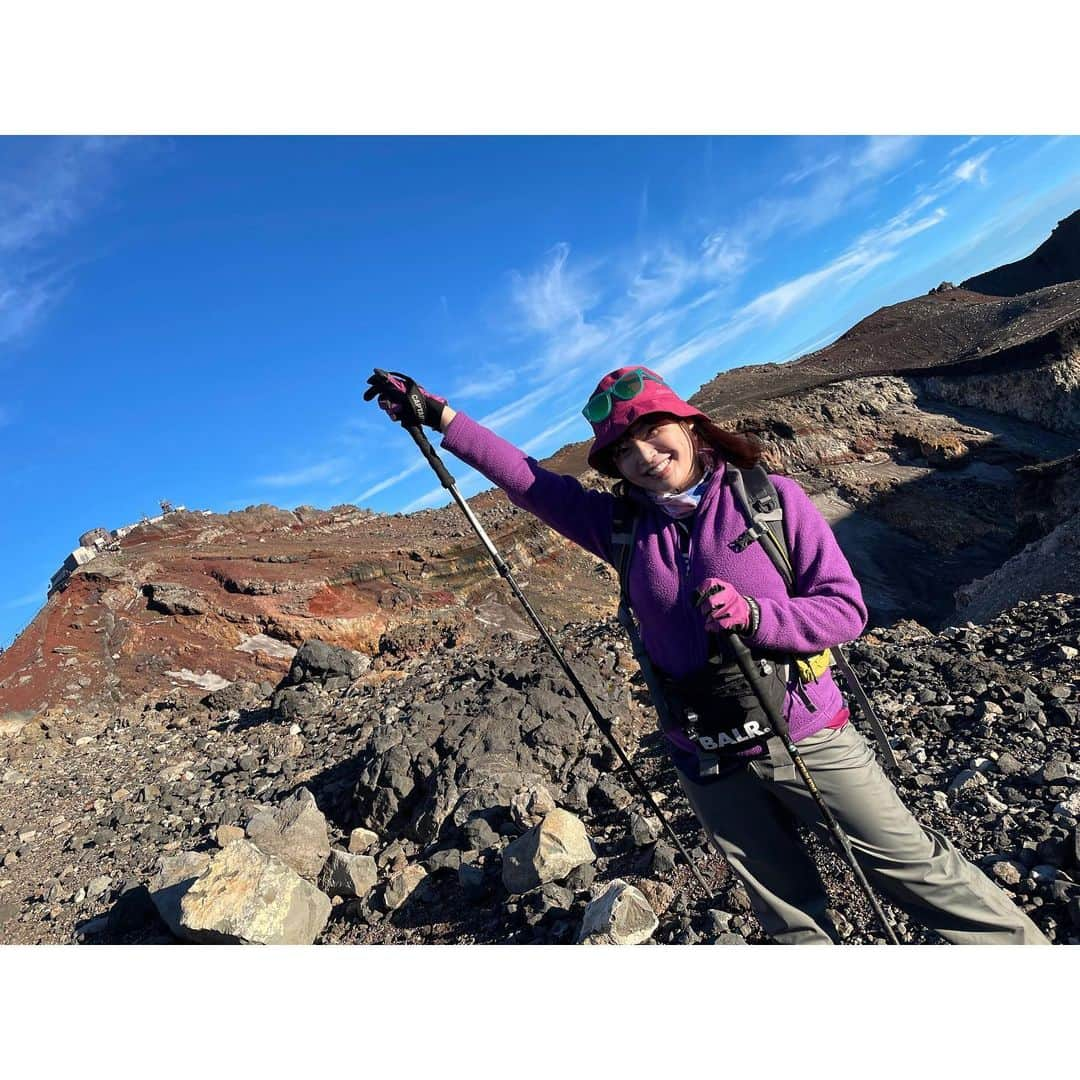 松本圭世さんのインスタグラム写真 - (松本圭世Instagram)「. 富士山🗻 標高3776m 日本一高い場所剣ヶ峰でのご来光を拝んだよー😊🌄  最後まで諦めないで頂上に辿り着けて本当によかった(*´ー｀*)  最後の写真は下りの時で 1番前の赤いリュックの方がガイドさん。 その後ろで腰が90度曲がってるのが私ですww 脚がプルプル＆恐怖でこんな状態でした。笑  わたしは体力がなくとてもスローペースになってしまったのですが🥺 励ましてくれた友達たちや同じツアーのみなさん そしてガイドさんに大感謝です！ ありがとうございました！  富士登山最高でした🗻✨ でも もう2度とやらん！！！！笑 （つらすぎた）  #富士山　#富士登山 #ご来光　#きっと一生忘れない　#宝物のような経験になりました　#ちなみにメンツは謎解き脱出ゲーム仲間　#富士山頂上からの脱出無事成功です！　#疲労凄すぎてこの日から眠くなる時間が早い😪　#富士宮ルート　#一生すっぴんのガチ疲労で顔終わってます　#followme」7月25日 11時53分 - matsukayo0806