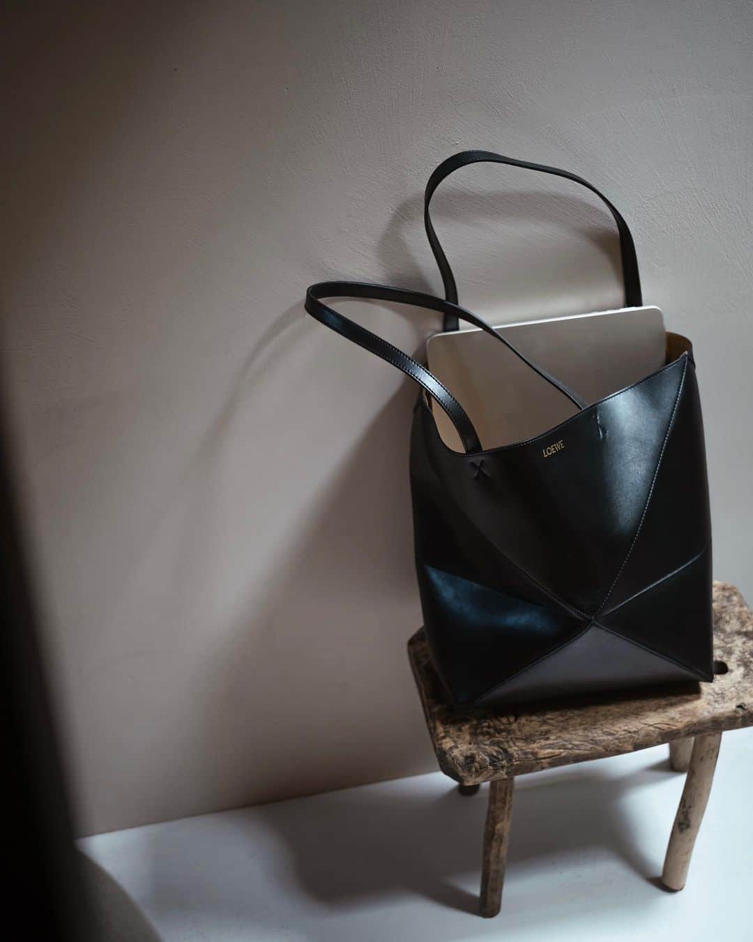 市川渚のインスタグラム：「Beauty meets functionality.  しなやかなシャイニーカーフの光沢が美しいPuzzle Fold Tote。軽いしラップトップも入るサイズ感、お仕事バッグとして最高。 ぺたんこに折りたためるギミックも美しく機能的、スーツケースに忍ばせておくのにも良きであります。  The Puzzle Fold Tote in shiny calf leather. Not only is it lightweight, but it's also suitable for putting a laptop in, which makes it an ideal bag for work. Plus, its ability to fold flat is a neat and practical feature, perfect for taking it in your suitcase.」
