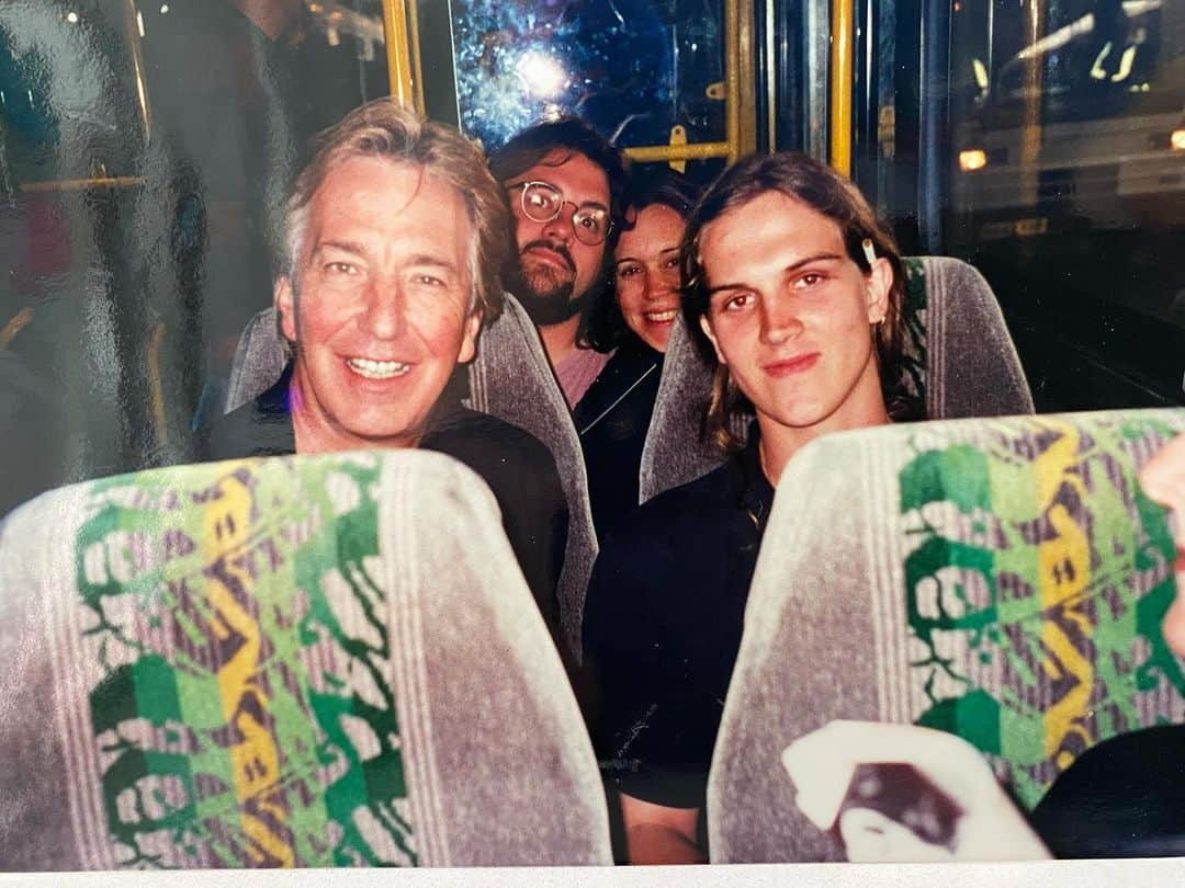 ケヴィン・スミスのインスタグラム：「The Odd Couple: @jaymewes and the late, great #AlanRickman in #Cannes for DOGMA, way back in 1999 (with me and a then-pregnant-with-Harley @jenschwalbach photobombing.) Alan loved Jason and found him endlessly fascinating. And we all felt the same way about Alan. #KevinSmith」