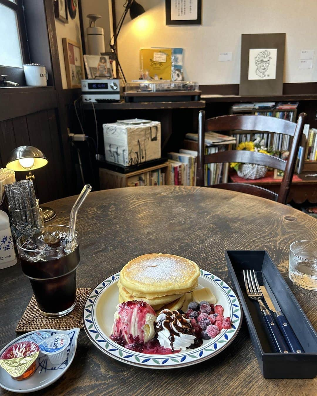 楢原真樹さんのインスタグラム写真 - (楢原真樹Instagram)「いつぞやの喫茶店 #喫茶店 #三原 #限定パンケーキ #ただ焦げてた #アーン😫 #雰囲気は最高です #次は焦げてないやつキボンヌ #ヤーレンズ」7月25日 12時01分 - narahara_j