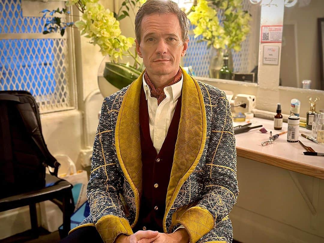 ニール・パトリック・ハリスのインスタグラム：「Peter Pan Goes Wrong finished its NYC run yesterday, and I already feel the Broadway void. I had the time of my life performing alongside the utterly brilliant Mischief company, all as talented as they are kind. Never have I heard audiences laugh so openly, so loud, for so long. It was a joy. Fingers crossed I get more chapters with them soon. The show is heading to LA soon - do anything that you can to witness their hilarity. @mischiefcomedy @peterpanbway」