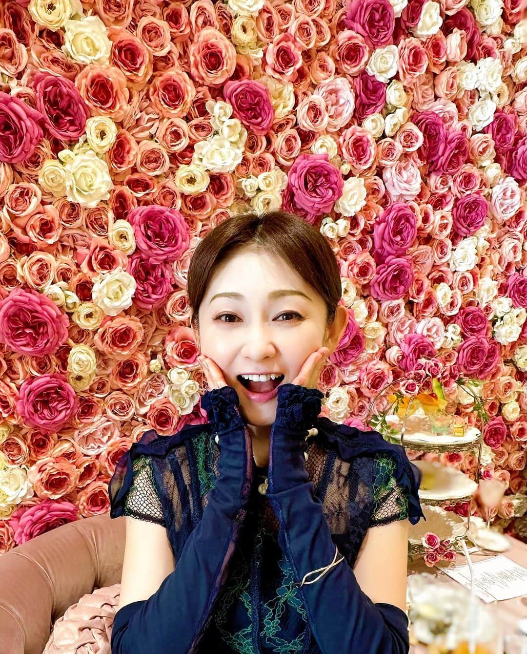 風花舞さんのインスタグラム写真 - (風花舞Instagram)「フォリウム フロリス タカラヅカ サロン ド 馬車道へ。  音楽学校時代のお掃除分担の方で、 現在はシュガークラフトアーティストでもいらっしゃる、みずき愛さんのお店。 @aimizukisugarart  綺麗と可愛いいが溢れている夢のような店内で、 目にも美しく、美味しいアフタヌーンティーをいただきました！」7月25日 12時05分 - kazahanamai_official